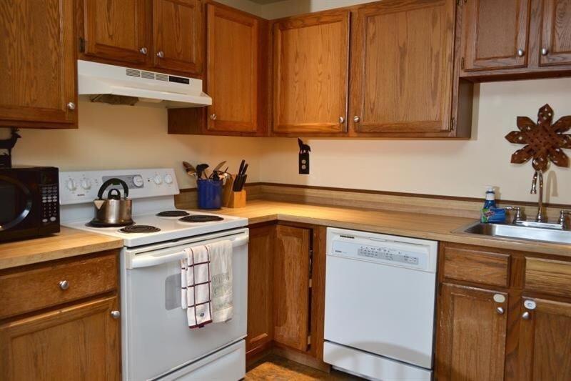 Trailside Village #6 - Slopeside 3BR 2BA, Hot Tub, Sauna, Ski In Ski Out on Great Eastern