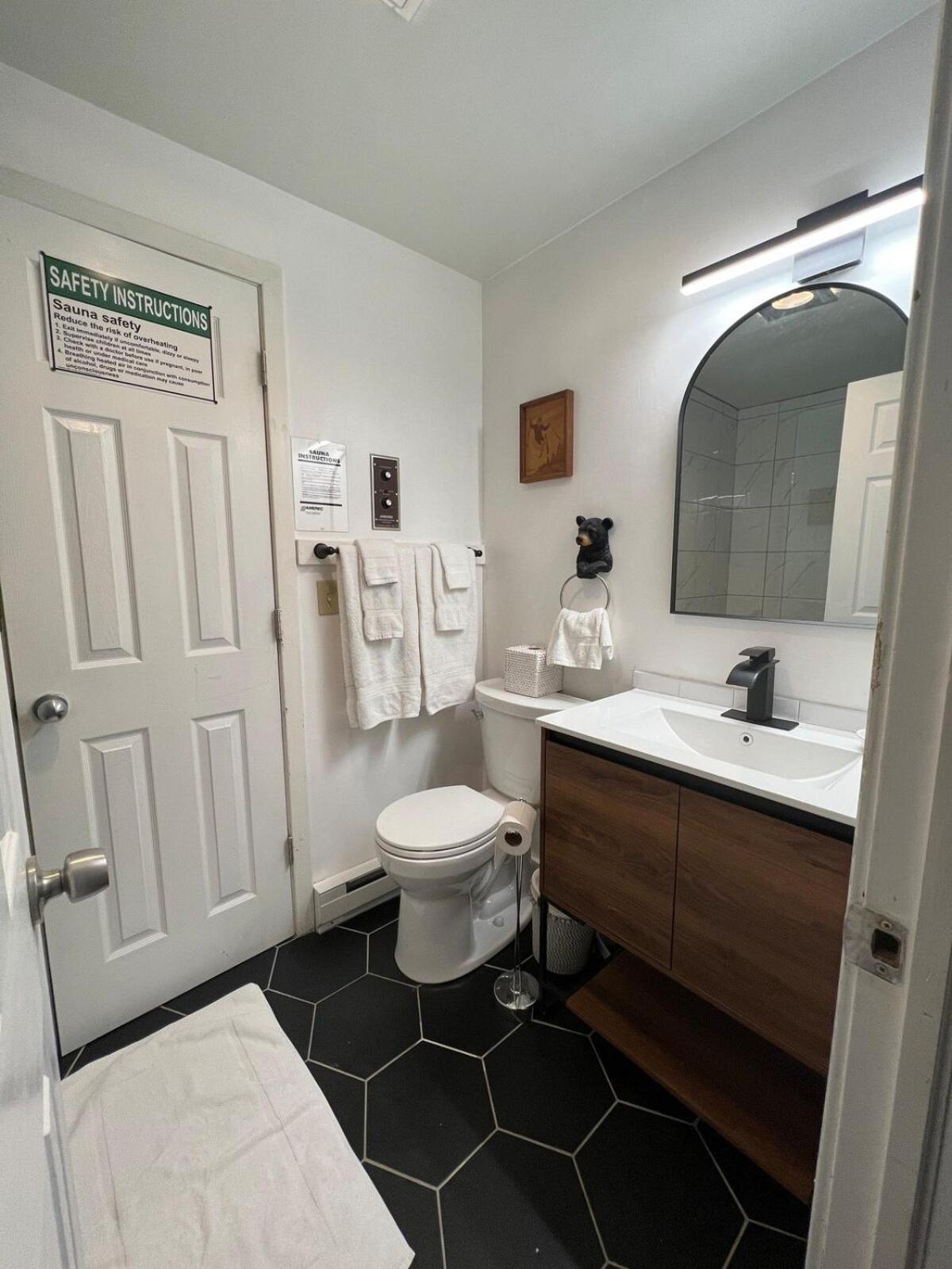 Trailside Village #6 - Slopeside 3BR 2BA, Hot Tub, Sauna, Ski In Ski Out on Great Eastern