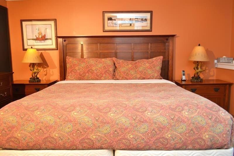 Trailside Village #7 - Slopeside 1BR with Hot Tub, Sauna and BBQ, Ski In Ski Out