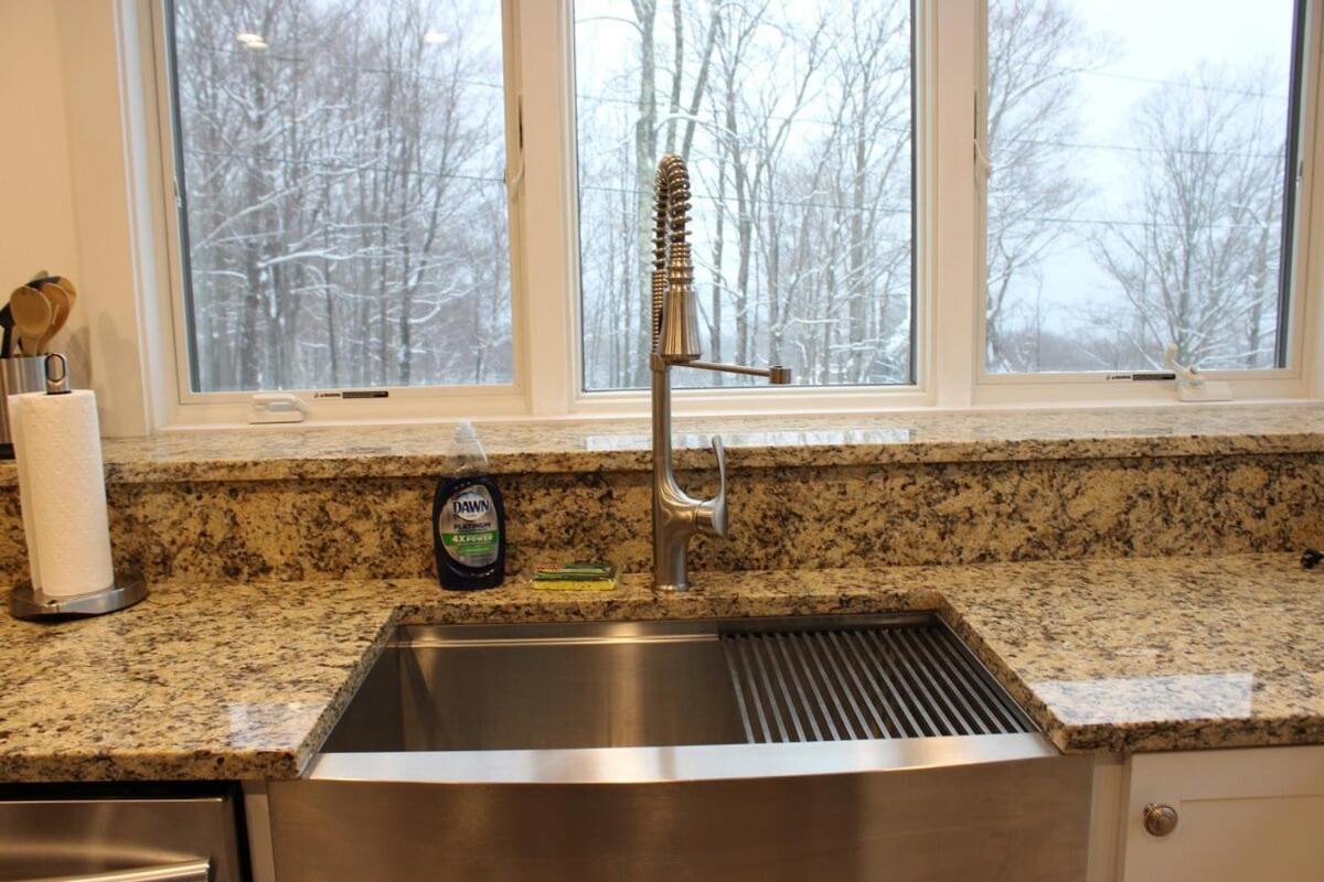 Trailside Village #7 - Slopeside 1BR with Hot Tub, Sauna and BBQ, Ski In Ski Out