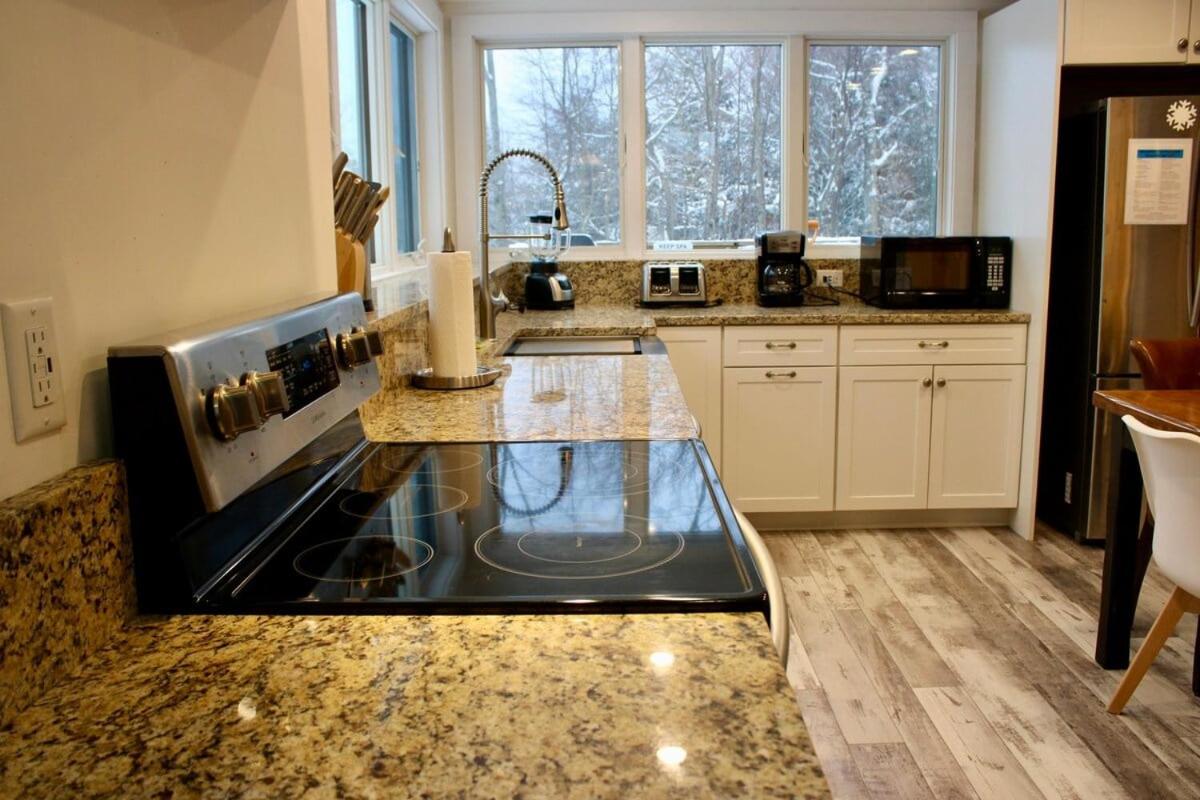 Trailside Village #7 - Slopeside 1BR with Hot Tub, Sauna and BBQ, Ski In Ski Out