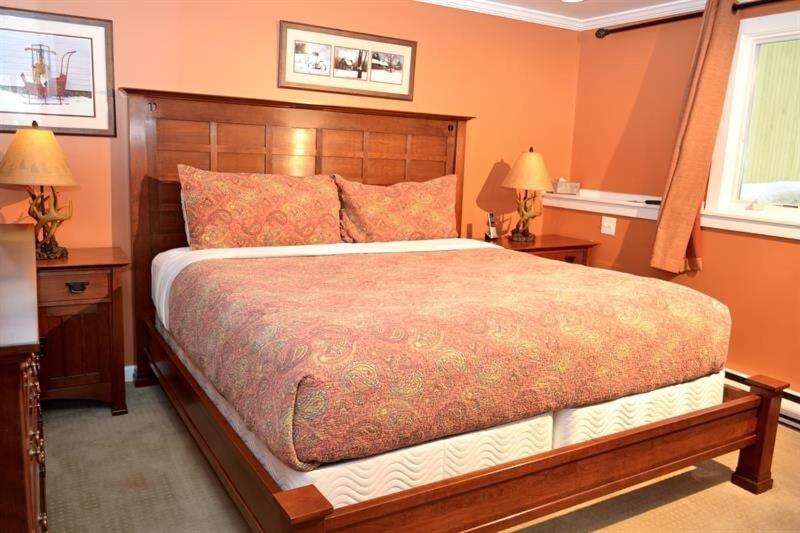 Trailside Village #7 - Slopeside 1BR with Hot Tub, Sauna and BBQ, Ski In Ski Out