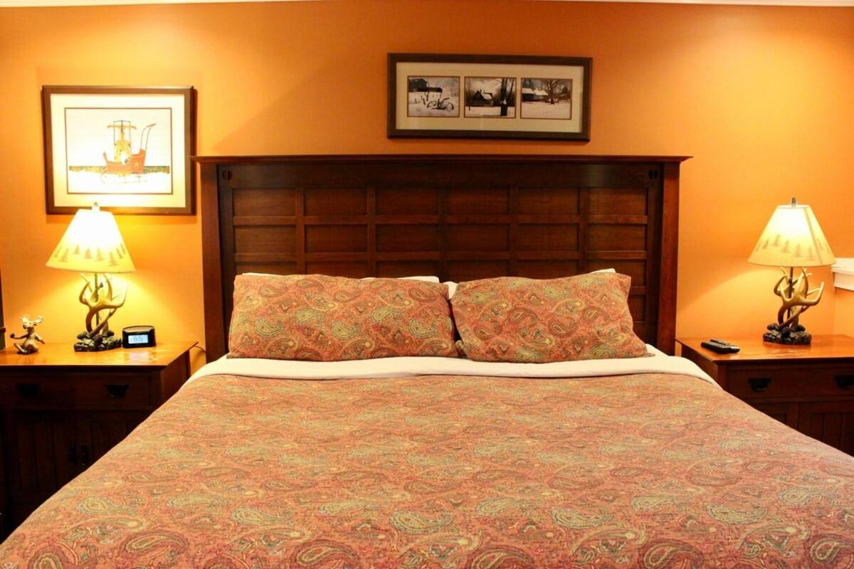 Trailside Village #7 - Slopeside 1BR with Hot Tub, Sauna and BBQ, Ski In Ski Out