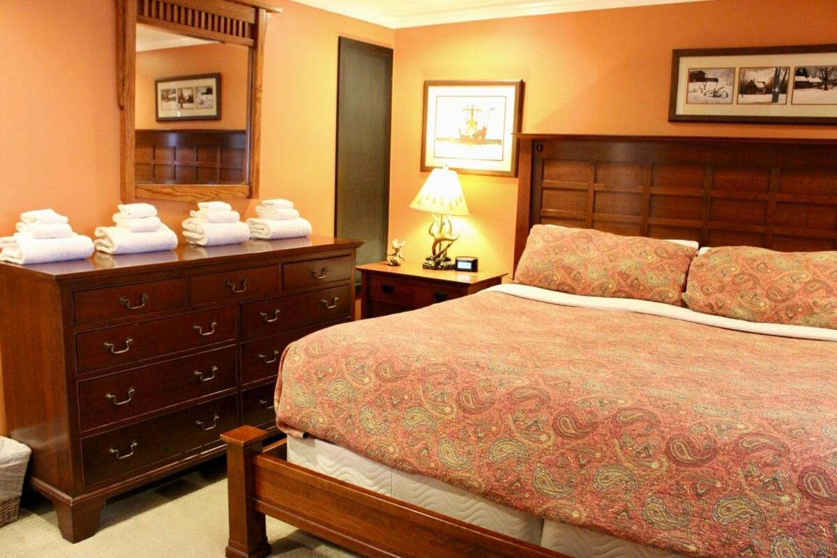 Trailside Village #7 - Slopeside 1BR with Hot Tub, Sauna and BBQ, Ski In Ski Out
