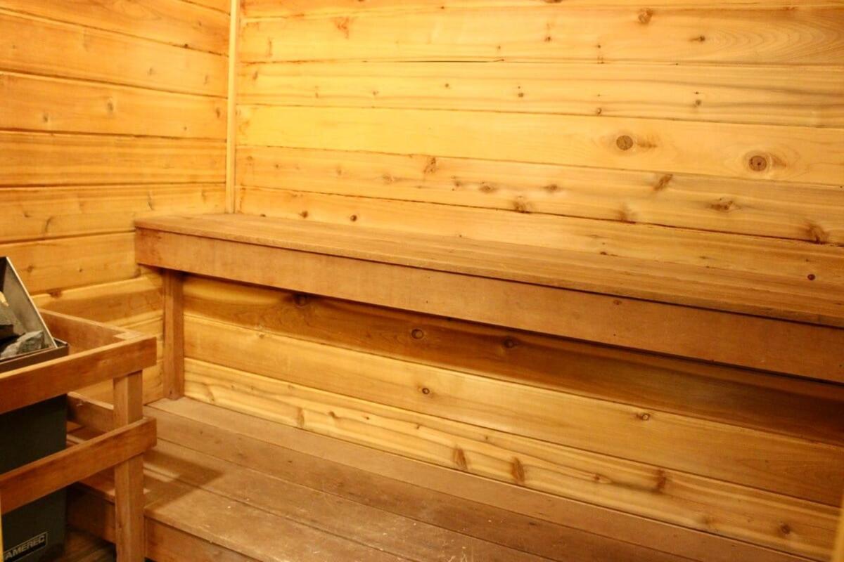 Trailside Village #7 - Slopeside 1BR with Hot Tub, Sauna and BBQ, Ski In Ski Out