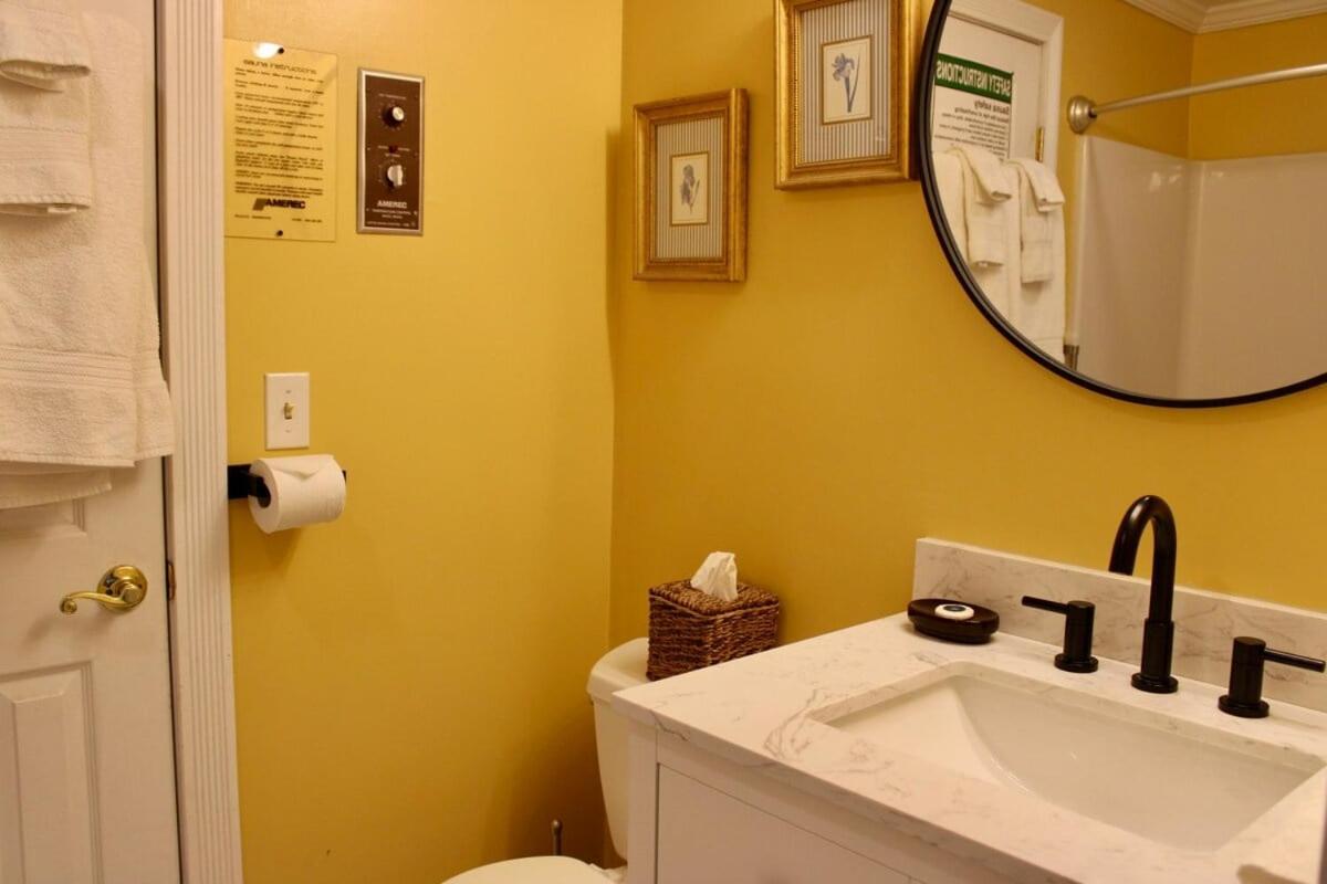 Trailside Village #7 - Slopeside 1BR with Hot Tub, Sauna and BBQ, Ski In Ski Out