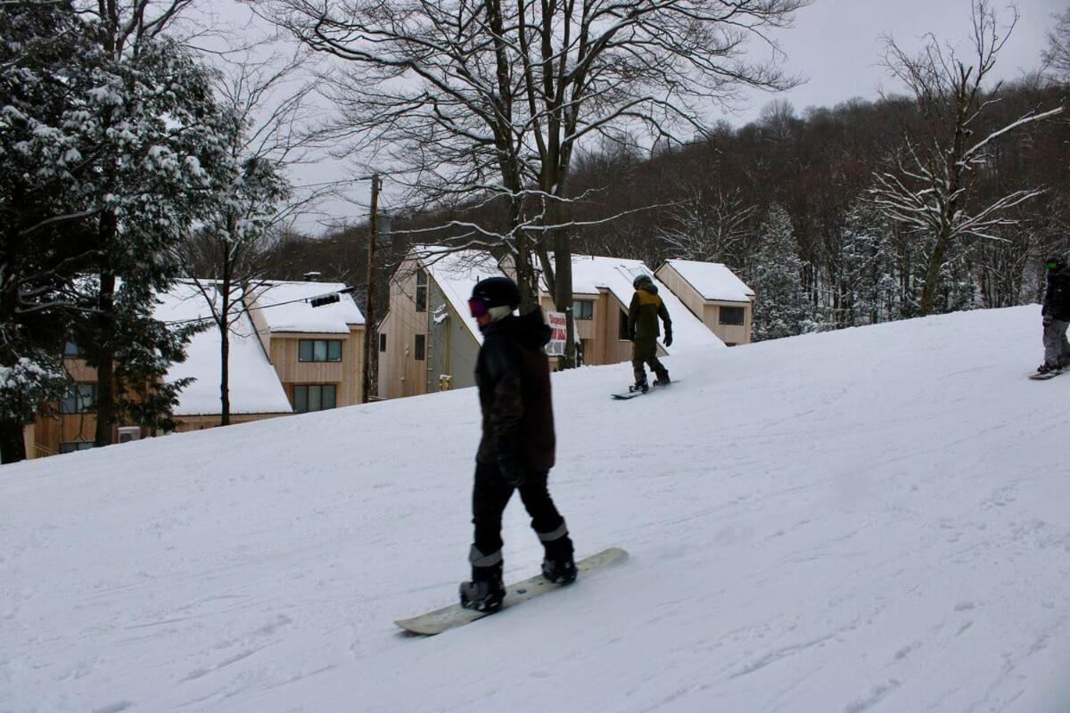 Trailside Village #7 - Slopeside 1BR with Hot Tub, Sauna and BBQ, Ski In Ski Out
