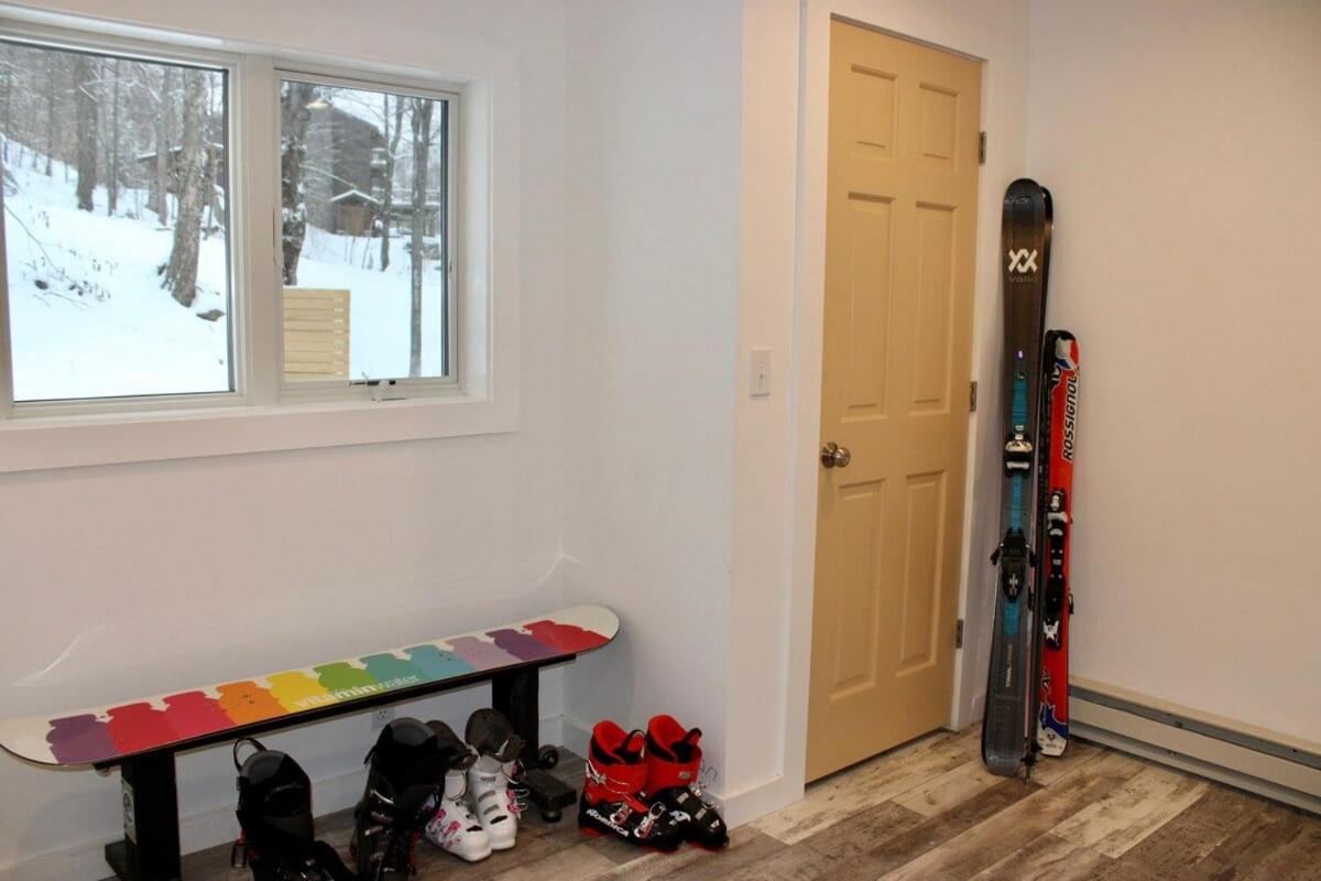 Trailside Village #7 - Slopeside 1BR with Hot Tub, Sauna and BBQ, Ski In Ski Out