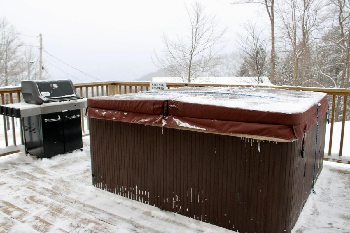 Trailside Village #7 - Slopeside 1BR with Hot Tub, Sauna and BBQ, Ski In Ski Out