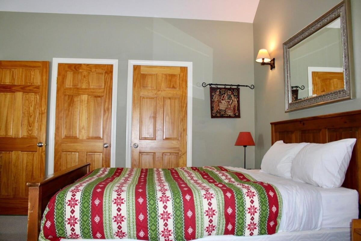 Trailside Village #8 - Slopeside 3BR with Hot Tub, Sauna, BBQ, Ski In Ski Out
