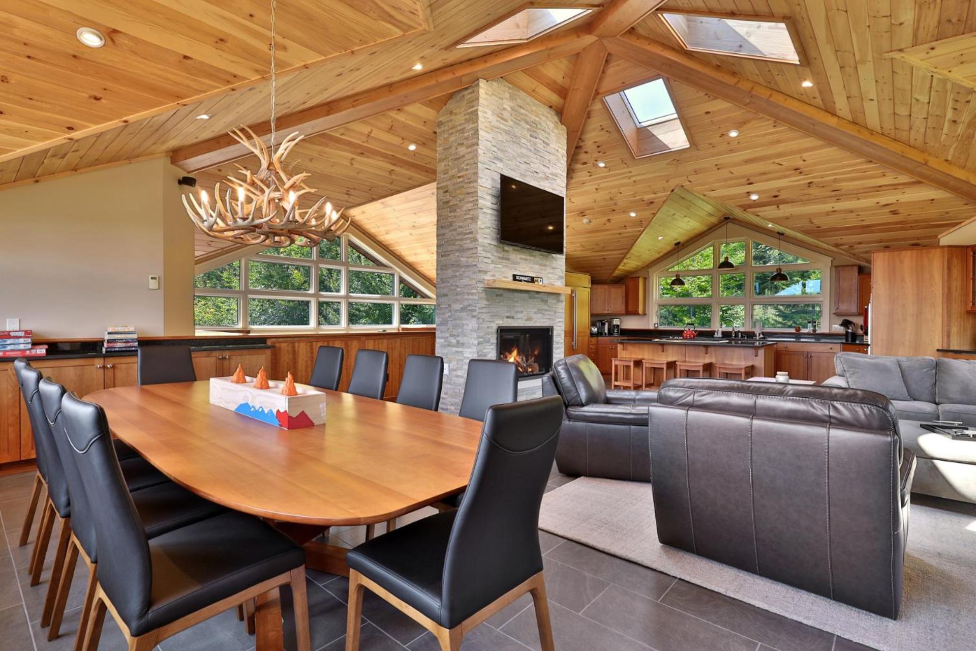 Vistas 92 - 4-Bedroom Luxury Ski On Ski Off Home with Hot Tub, Views, Amenity Center
