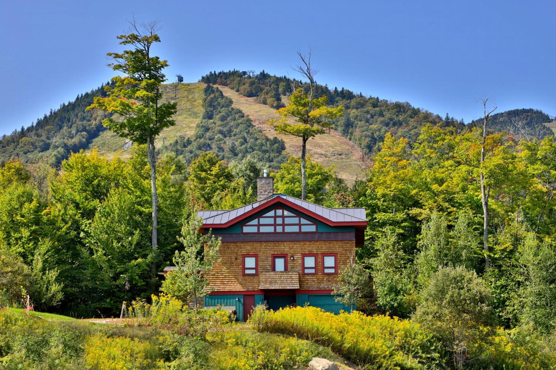 Vistas 92 - 4-Bedroom Luxury Ski On Ski Off Home with Hot Tub, Views, Amenity Center