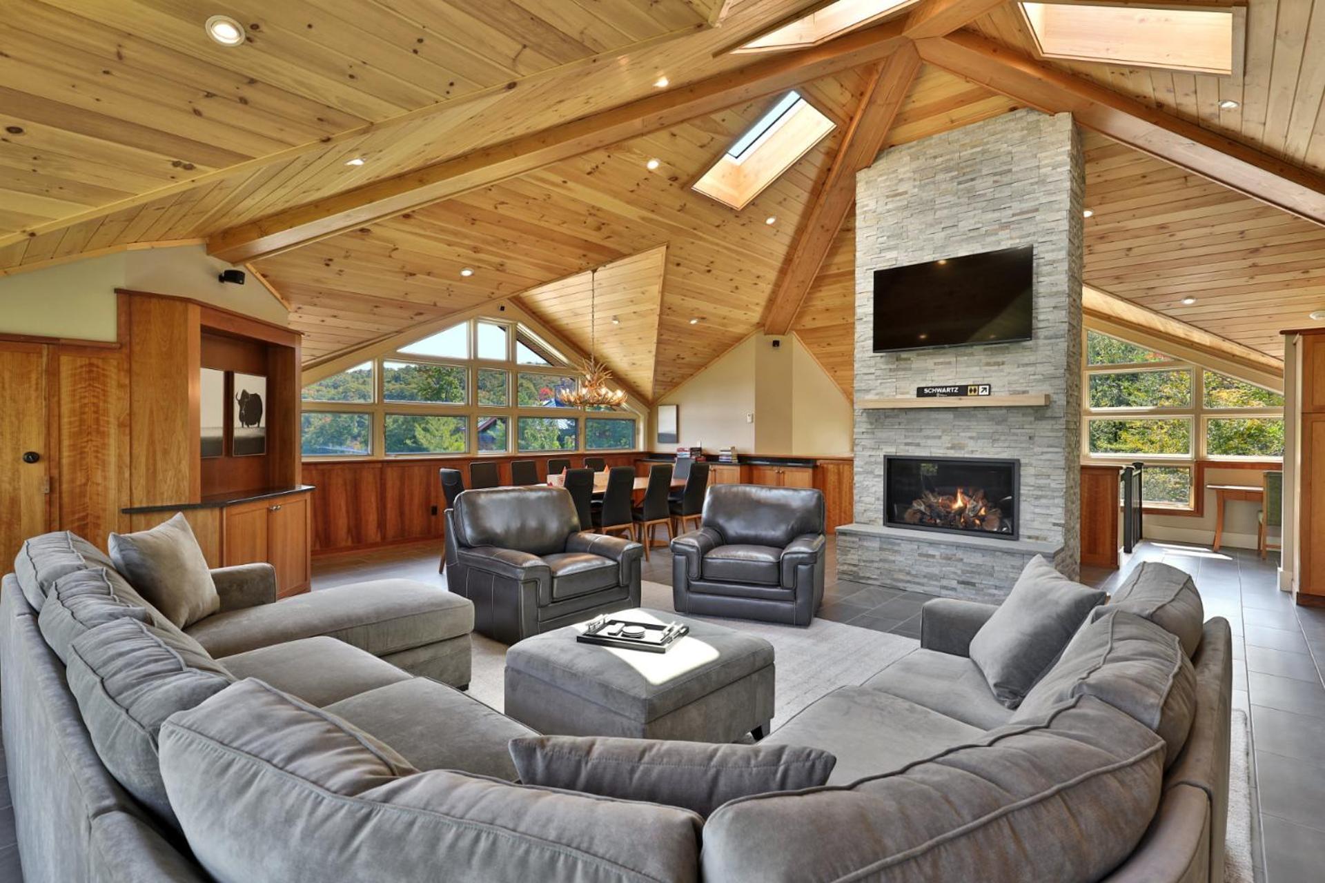 Vistas 92 - 4-Bedroom Luxury Ski On Ski Off Home with Hot Tub, Views, Amenity Center