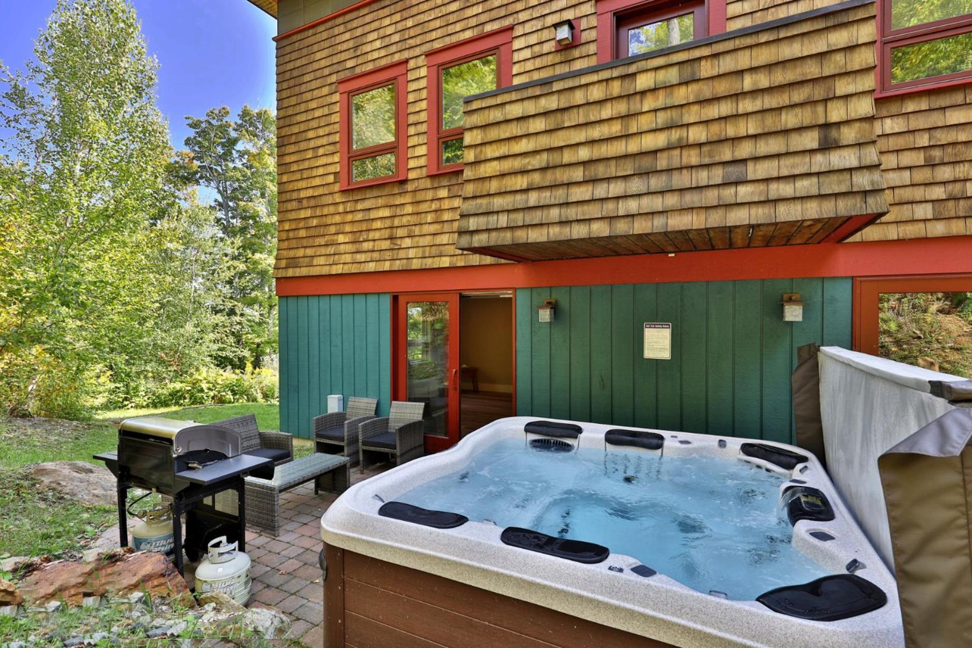 Vistas 92 - 4-Bedroom Luxury Ski On Ski Off Home with Hot Tub, Views, Amenity Center