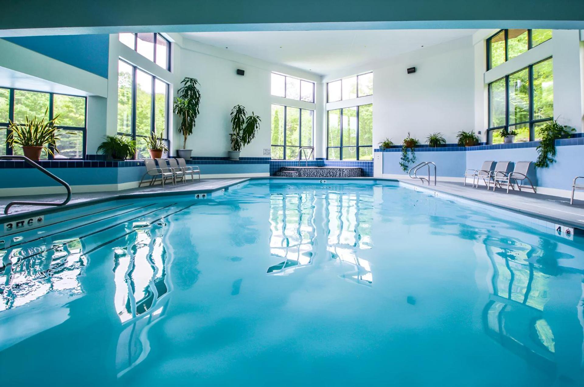 Vistas 92 - 4-Bedroom Luxury Ski On Ski Off Home with Hot Tub, Views, Amenity Center
