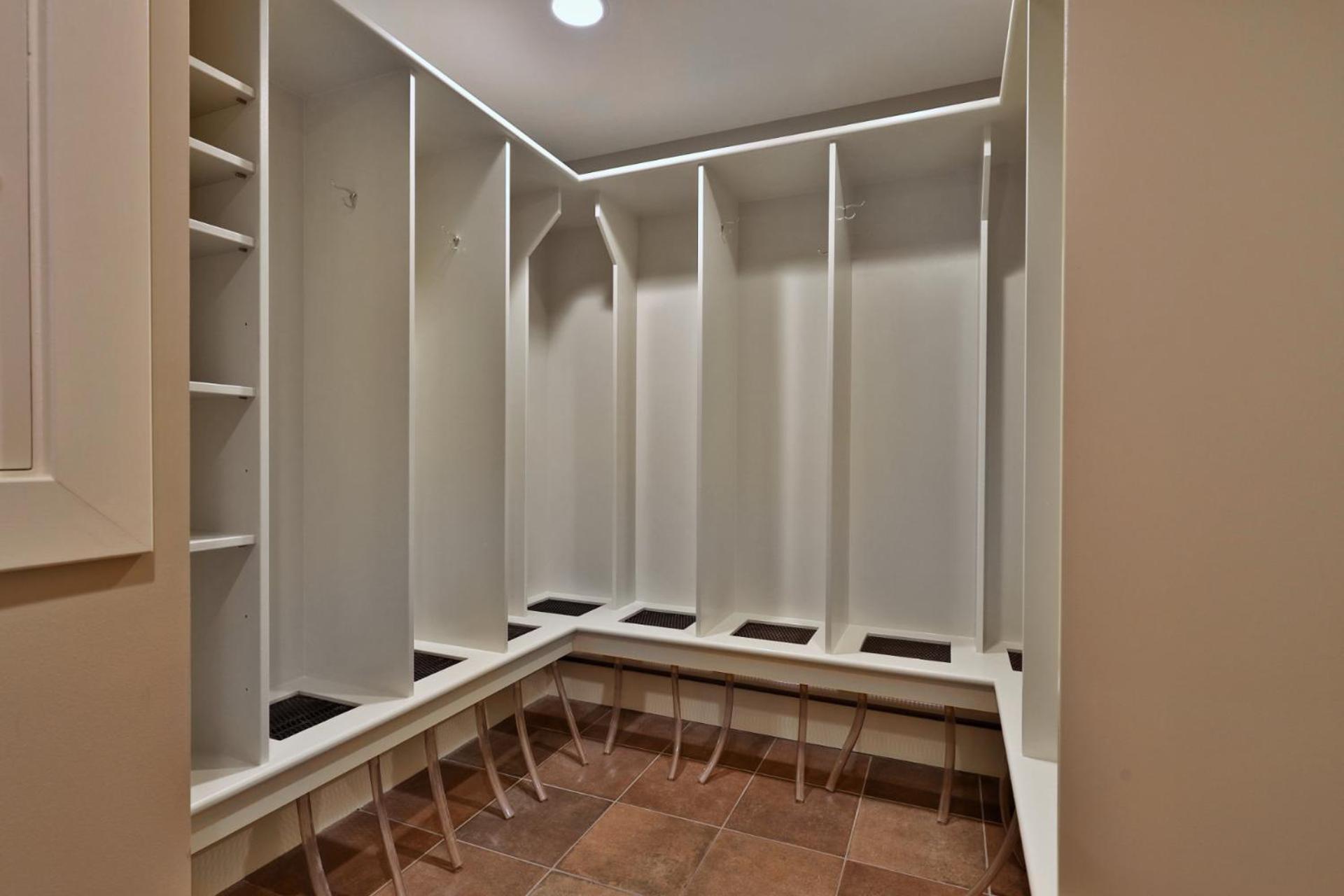 Vistas 92 - 4-Bedroom Luxury Ski On Ski Off Home with Hot Tub, Views, Amenity Center