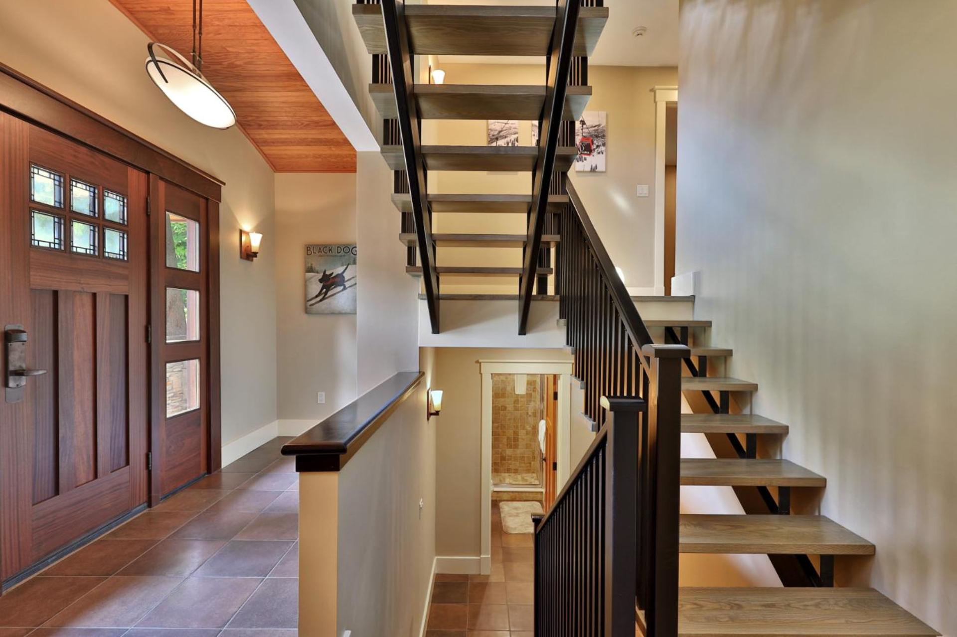Vistas 92 - 4-Bedroom Luxury Ski On Ski Off Home with Hot Tub, Views, Amenity Center