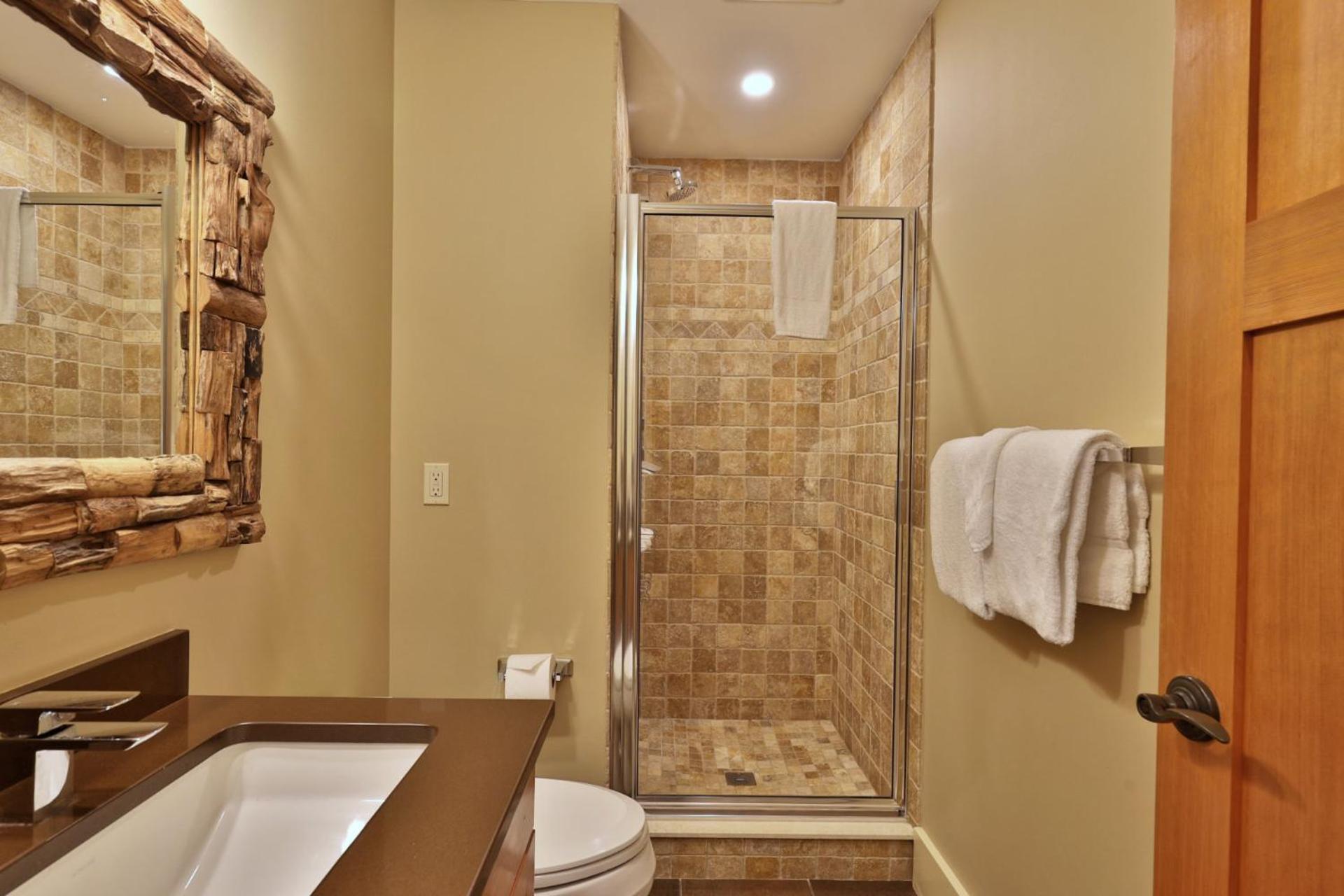 Vistas 92 - 4-Bedroom Luxury Ski On Ski Off Home with Hot Tub, Views, Amenity Center