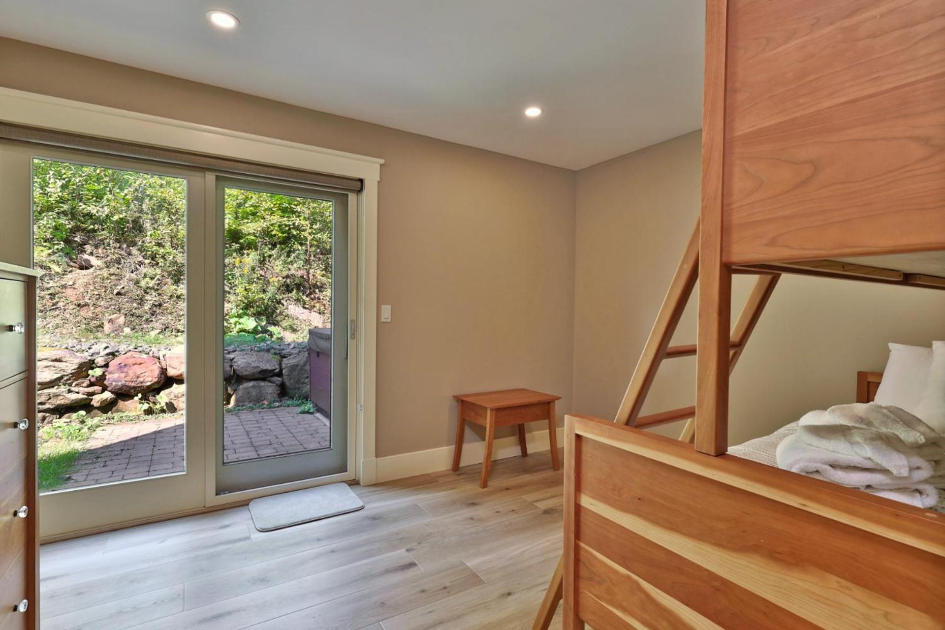 Vistas 92 - 4-Bedroom Luxury Ski On Ski Off Home with Hot Tub, Views, Amenity Center