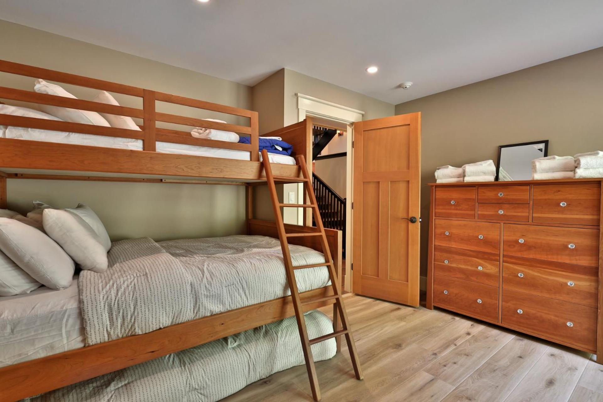 Vistas 92 - 4-Bedroom Luxury Ski On Ski Off Home with Hot Tub, Views, Amenity Center