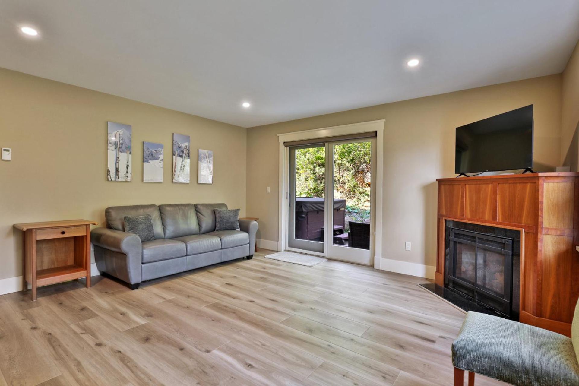 Vistas 92 - 4-Bedroom Luxury Ski On Ski Off Home with Hot Tub, Views, Amenity Center