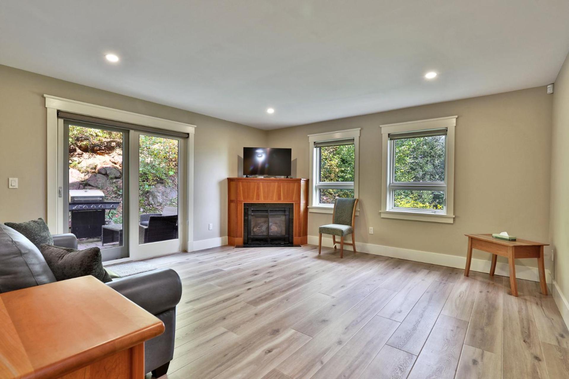 Vistas 92 - 4-Bedroom Luxury Ski On Ski Off Home with Hot Tub, Views, Amenity Center