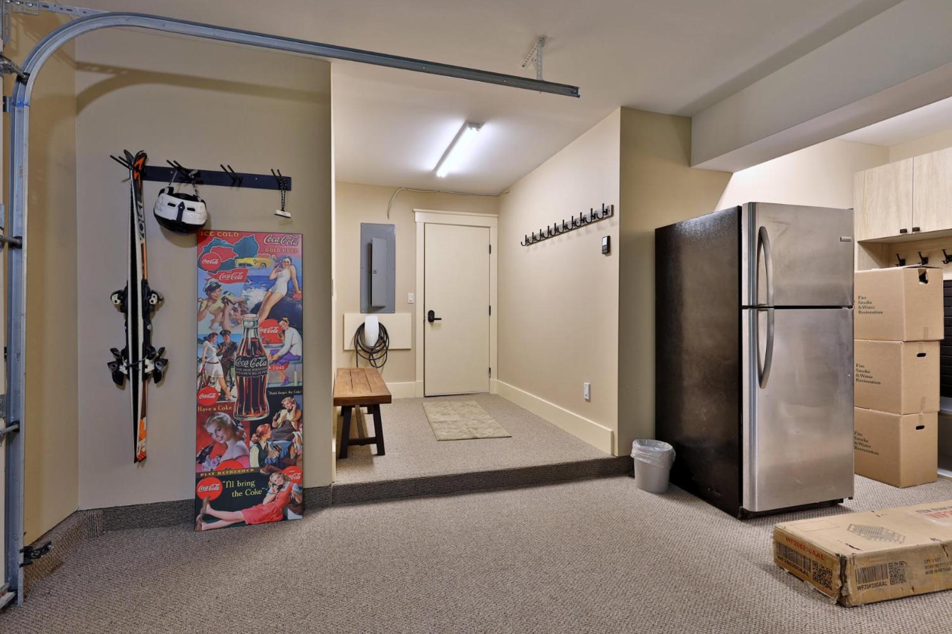 Vistas 92 - 4-Bedroom Luxury Ski On Ski Off Home with Hot Tub, Views, Amenity Center