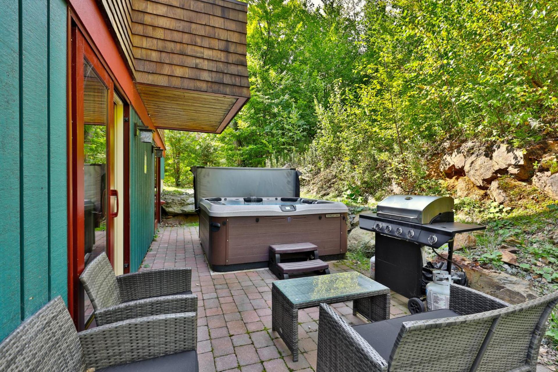 Vistas 92 - 4-Bedroom Luxury Ski On Ski Off Home with Hot Tub, Views, Amenity Center