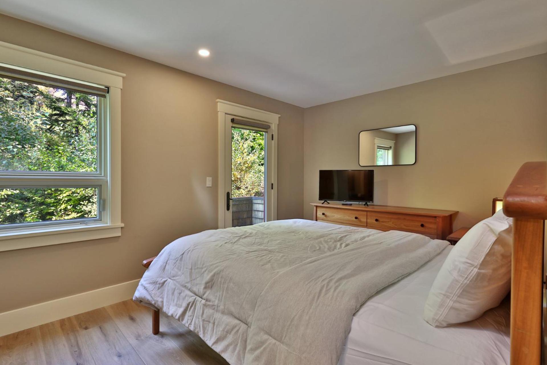 Vistas 92 - 4-Bedroom Luxury Ski On Ski Off Home with Hot Tub, Views, Amenity Center