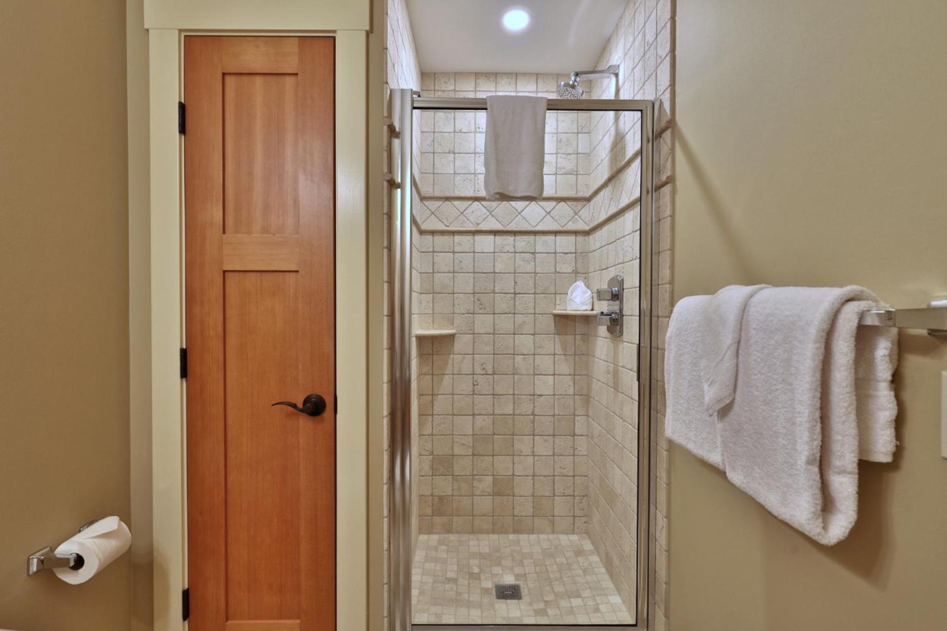 Vistas 92 - 4-Bedroom Luxury Ski On Ski Off Home with Hot Tub, Views, Amenity Center