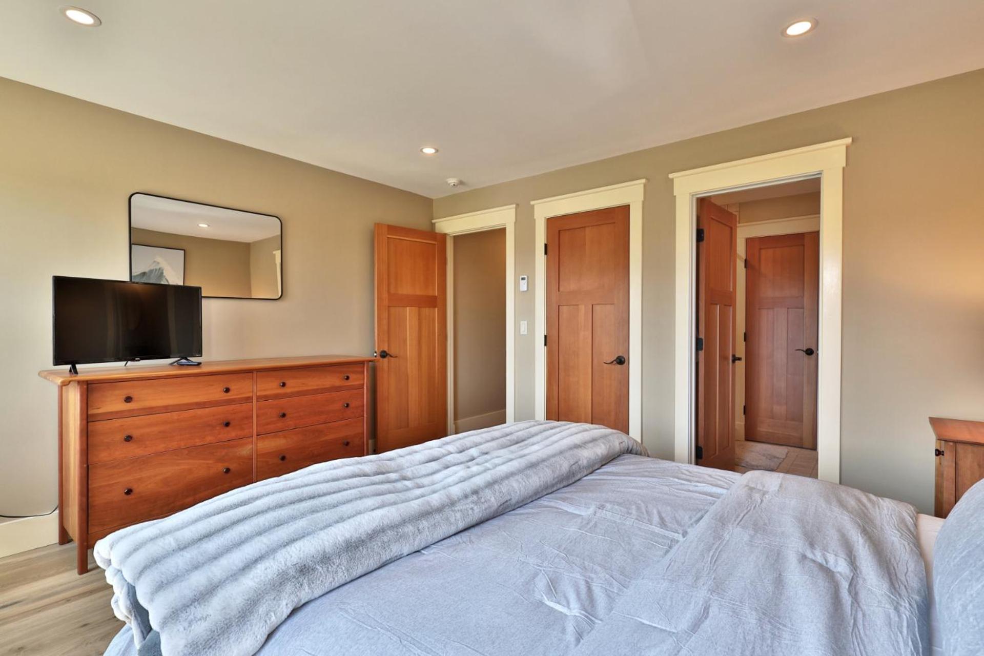 Vistas 92 - 4-Bedroom Luxury Ski On Ski Off Home with Hot Tub, Views, Amenity Center