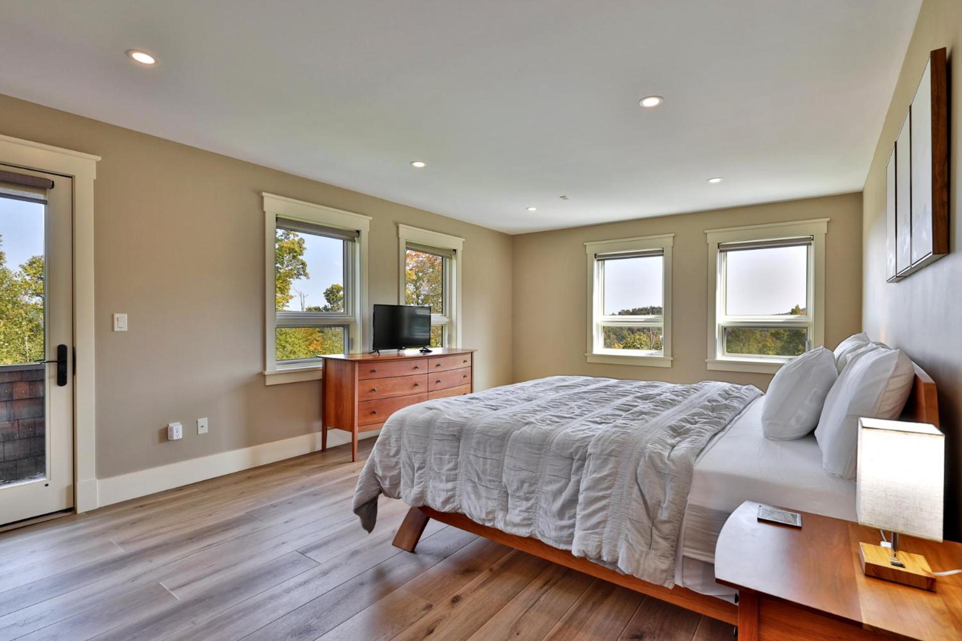 Vistas 92 - 4-Bedroom Luxury Ski On Ski Off Home with Hot Tub, Views, Amenity Center