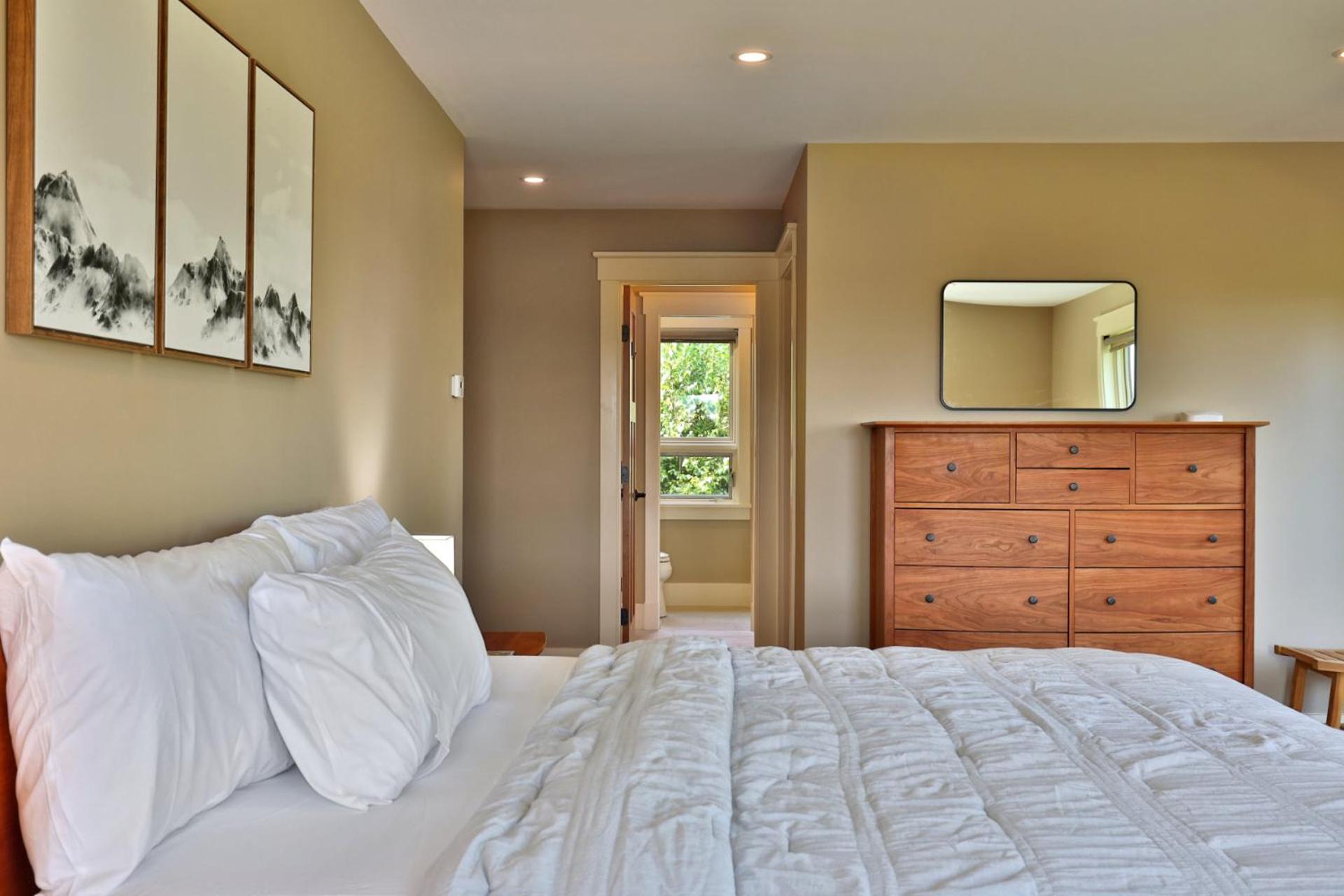 Vistas 92 - 4-Bedroom Luxury Ski On Ski Off Home with Hot Tub, Views, Amenity Center