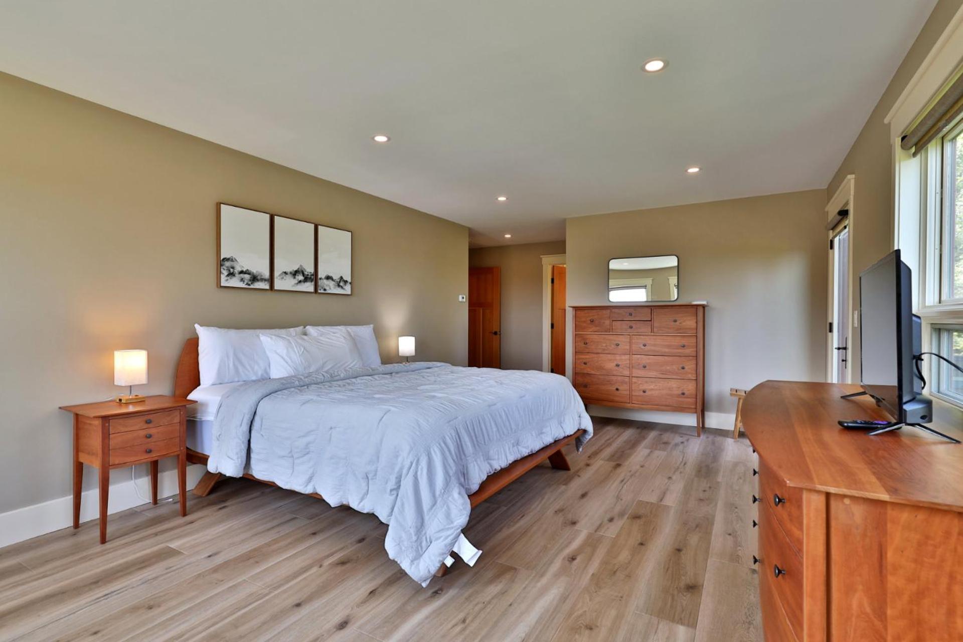 Vistas 92 - 4-Bedroom Luxury Ski On Ski Off Home with Hot Tub, Views, Amenity Center