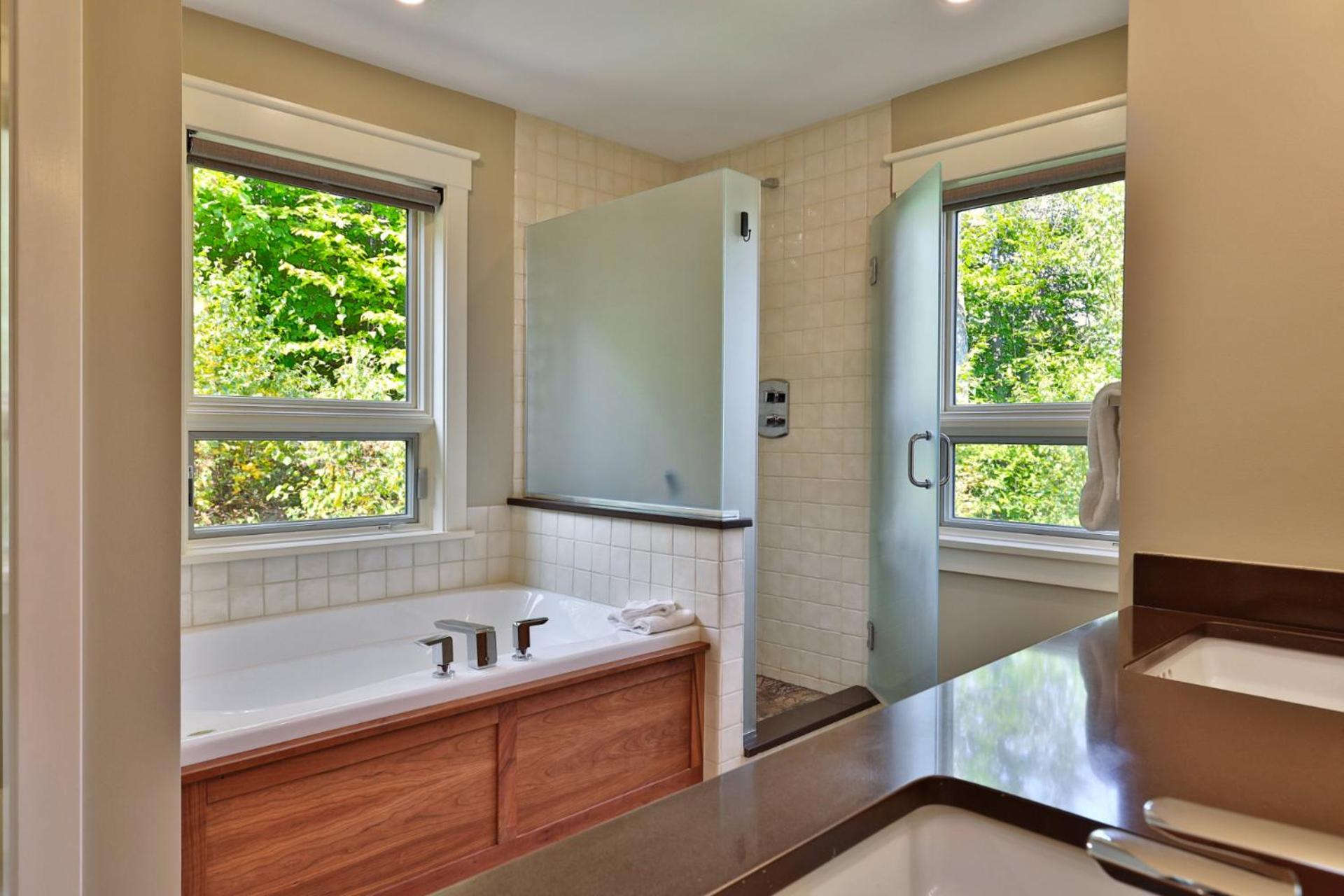 Vistas 92 - 4-Bedroom Luxury Ski On Ski Off Home with Hot Tub, Views, Amenity Center