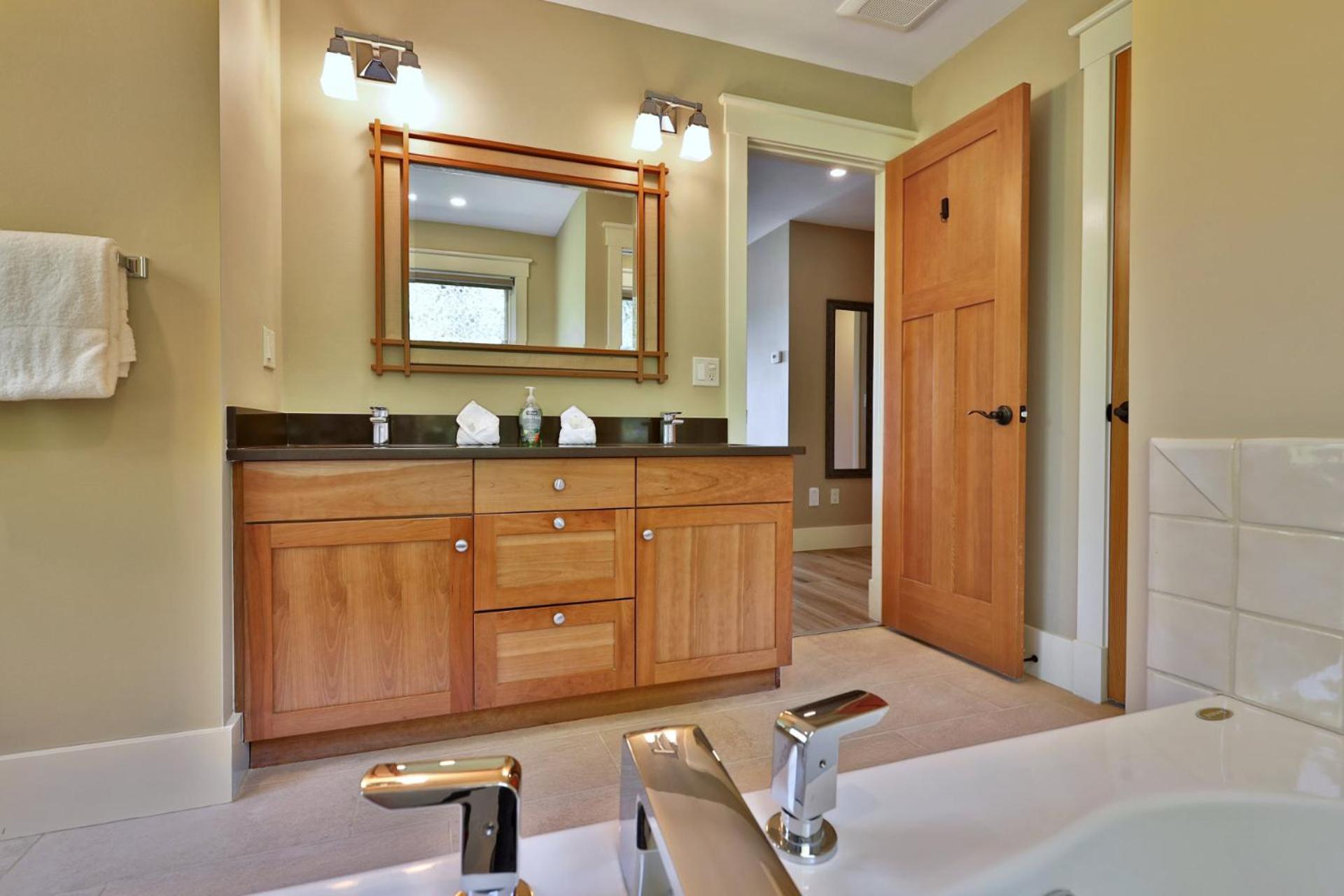 Vistas 92 - 4-Bedroom Luxury Ski On Ski Off Home with Hot Tub, Views, Amenity Center