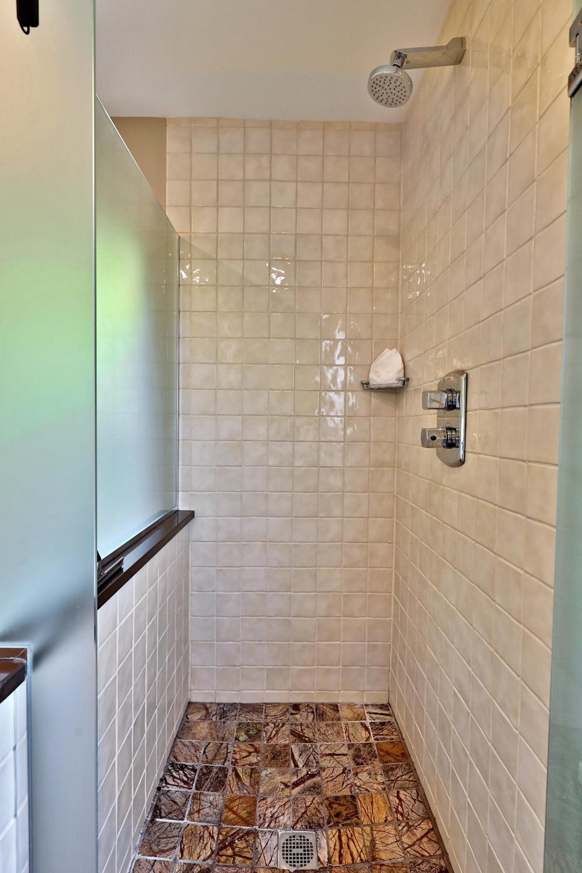 Vistas 92 - 4-Bedroom Luxury Ski On Ski Off Home with Hot Tub, Views, Amenity Center