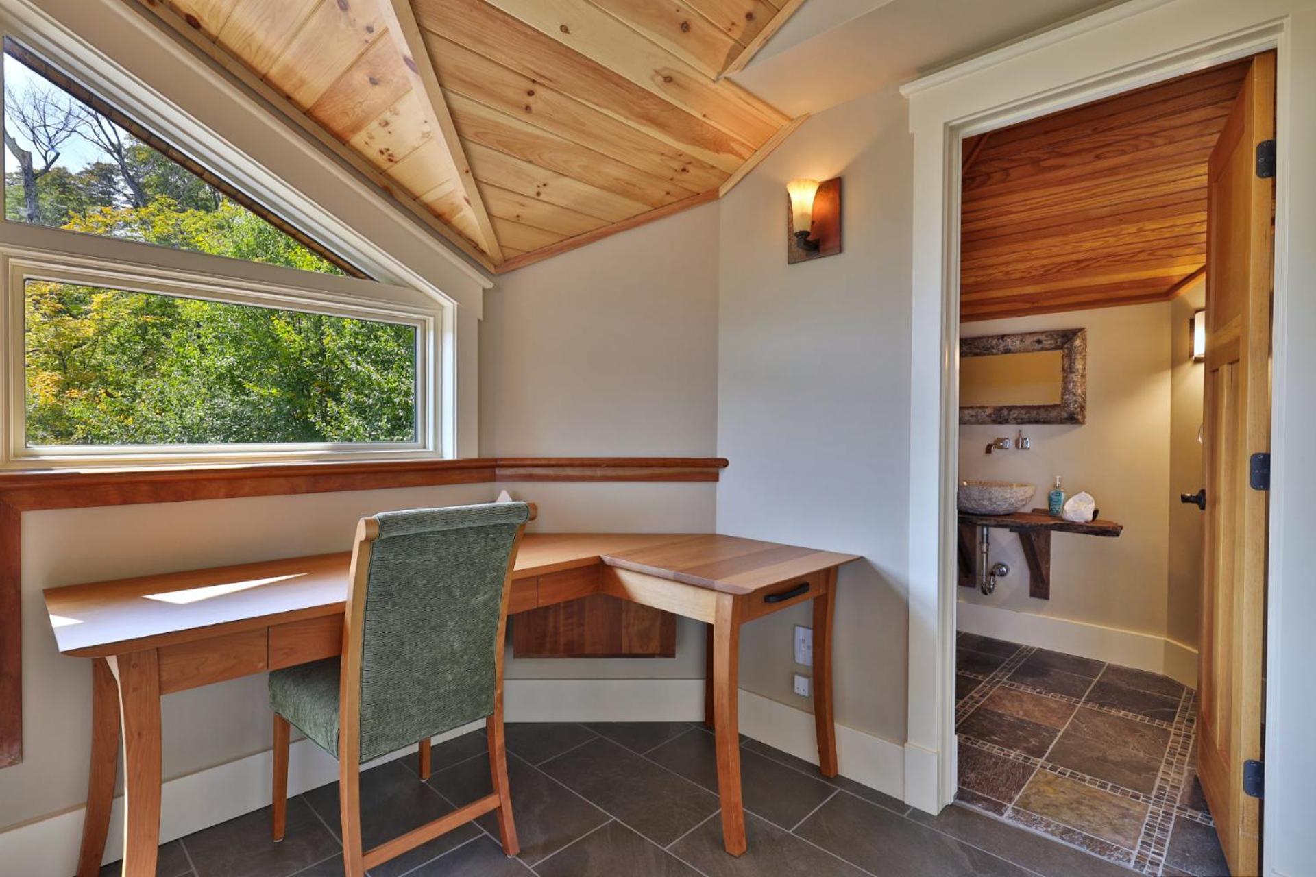 Vistas 92 - 4-Bedroom Luxury Ski On Ski Off Home with Hot Tub, Views, Amenity Center