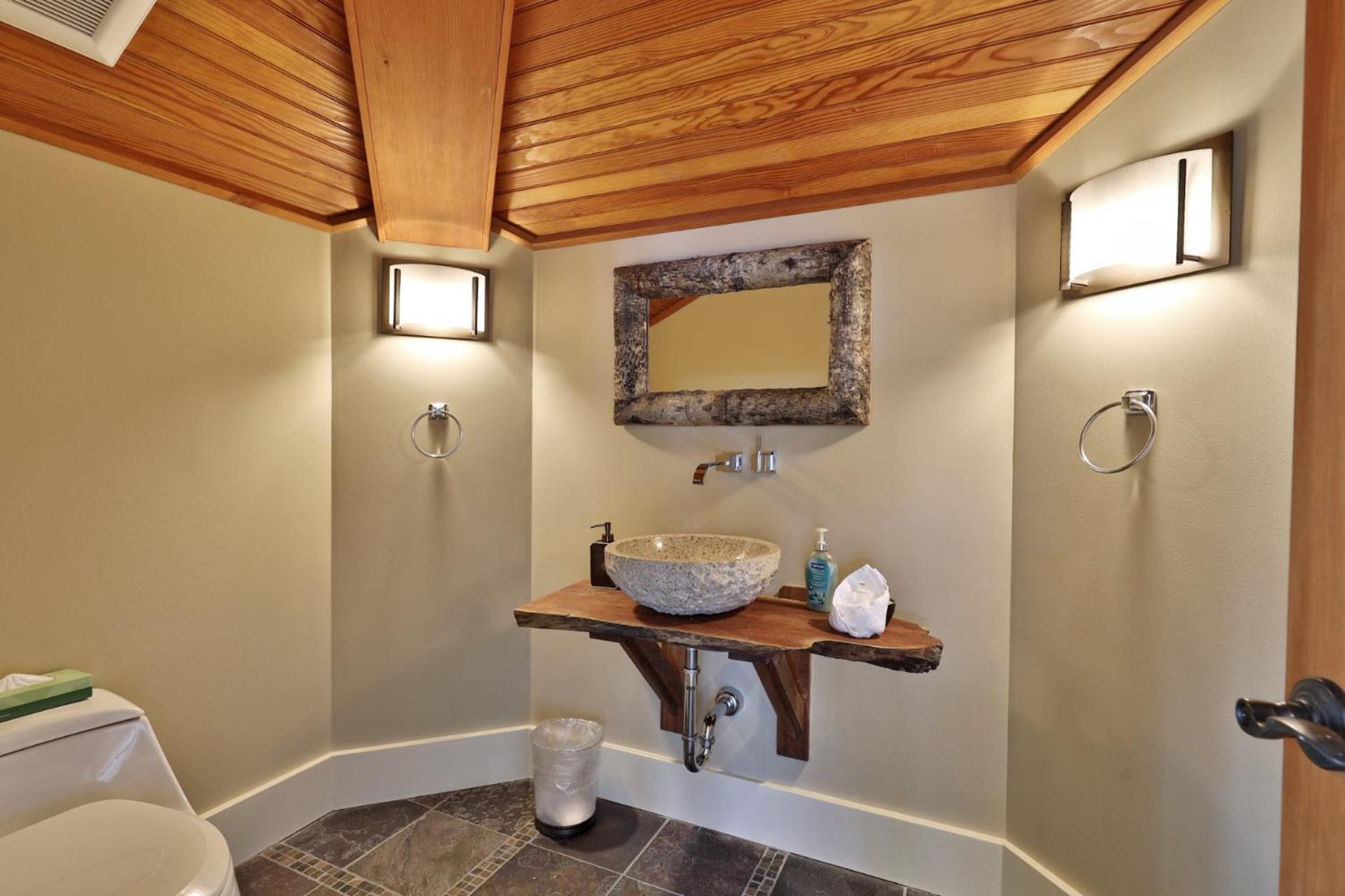 Vistas 92 - 4-Bedroom Luxury Ski On Ski Off Home with Hot Tub, Views, Amenity Center