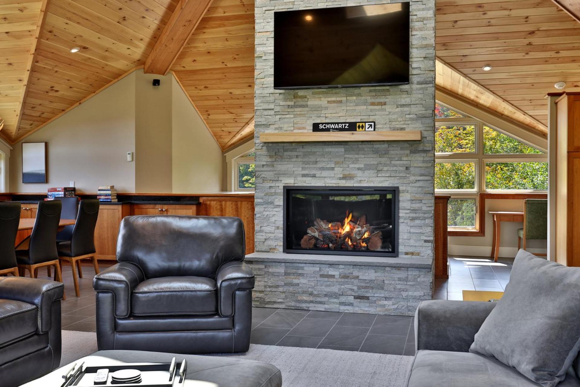 Vistas 92 - 4-Bedroom Luxury Ski On Ski Off Home with Hot Tub, Views, Amenity Center