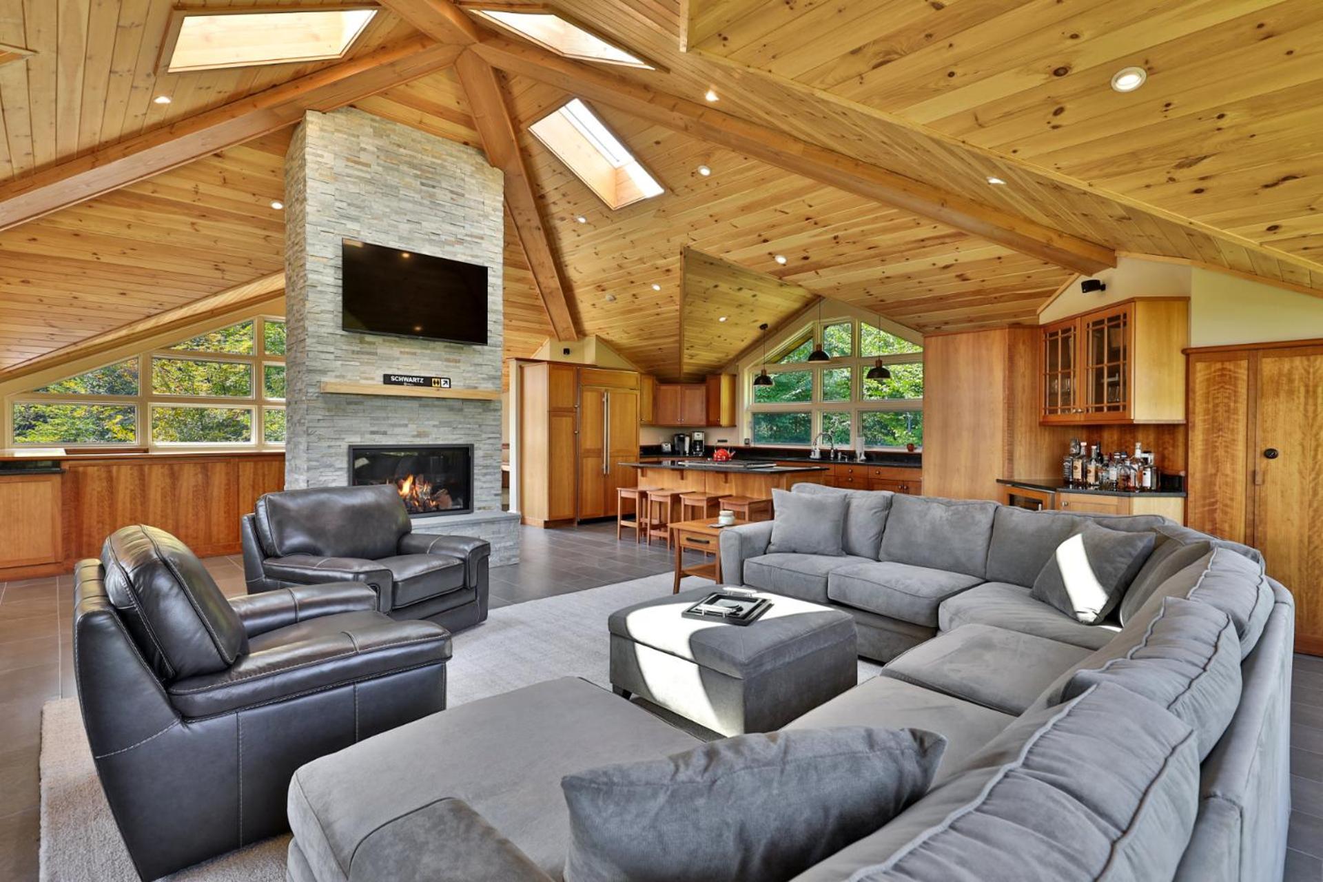 Vistas 92 - 4-Bedroom Luxury Ski On Ski Off Home with Hot Tub, Views, Amenity Center