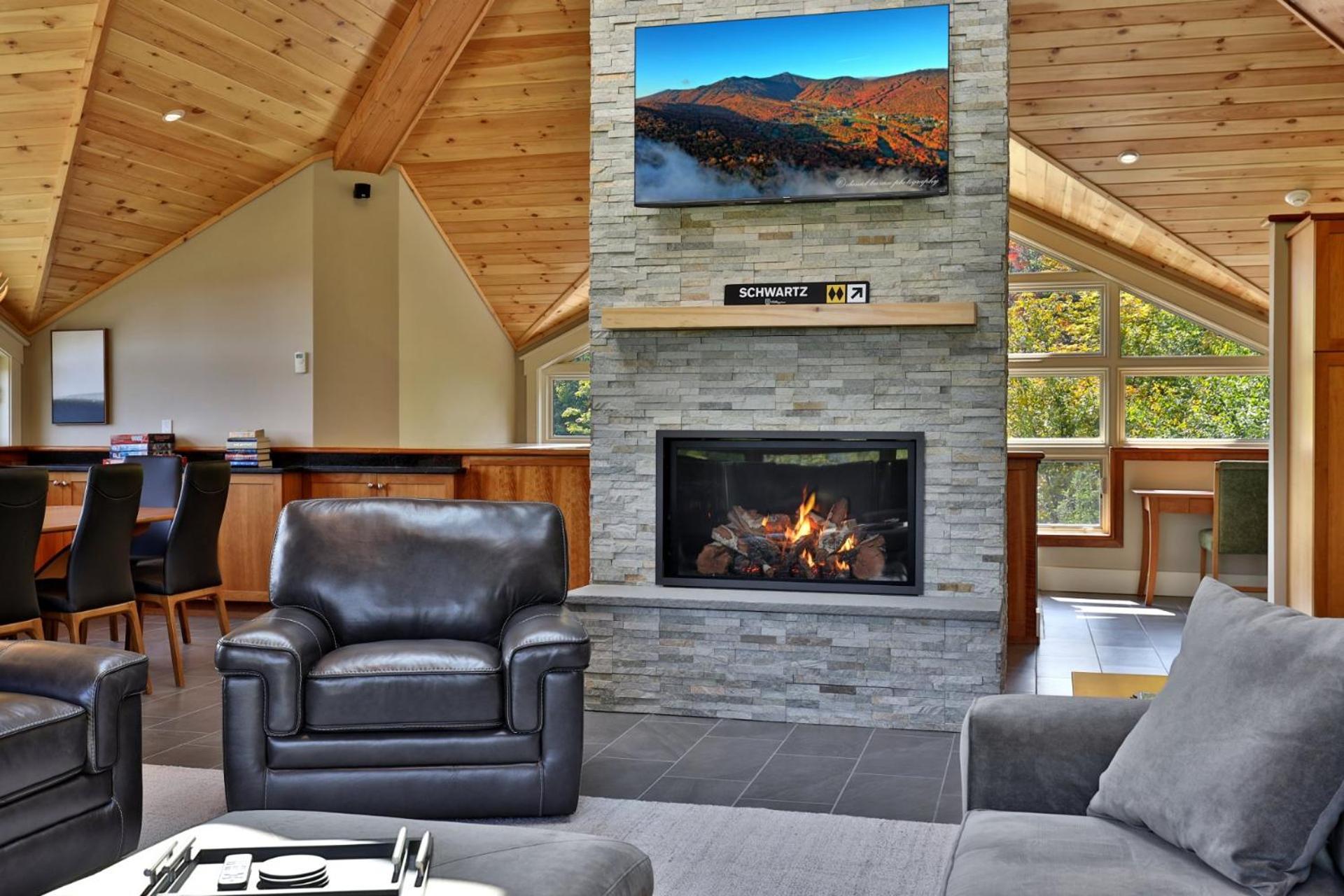 Vistas 92 - 4-Bedroom Luxury Ski On Ski Off Home with Hot Tub, Views, Amenity Center