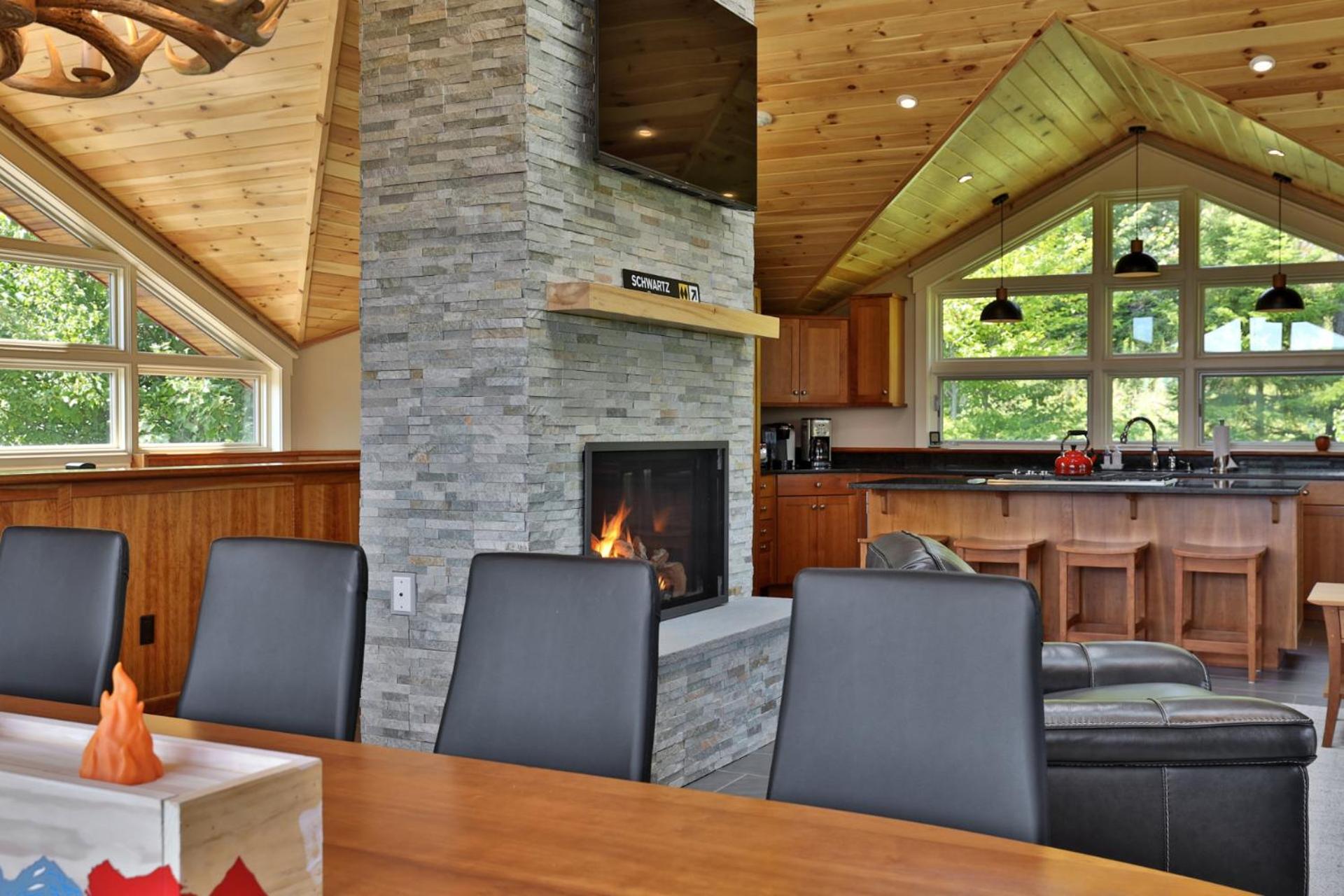 Vistas 92 - 4-Bedroom Luxury Ski On Ski Off Home with Hot Tub, Views, Amenity Center