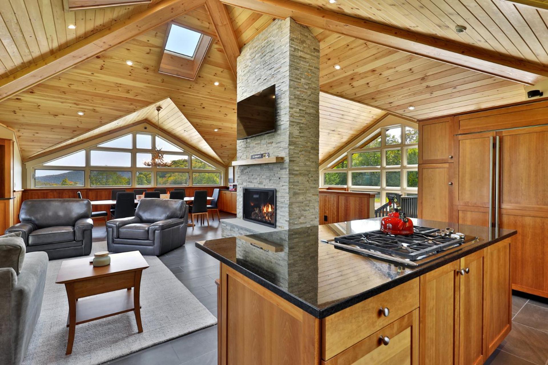 Vistas 92 - 4-Bedroom Luxury Ski On Ski Off Home with Hot Tub, Views, Amenity Center