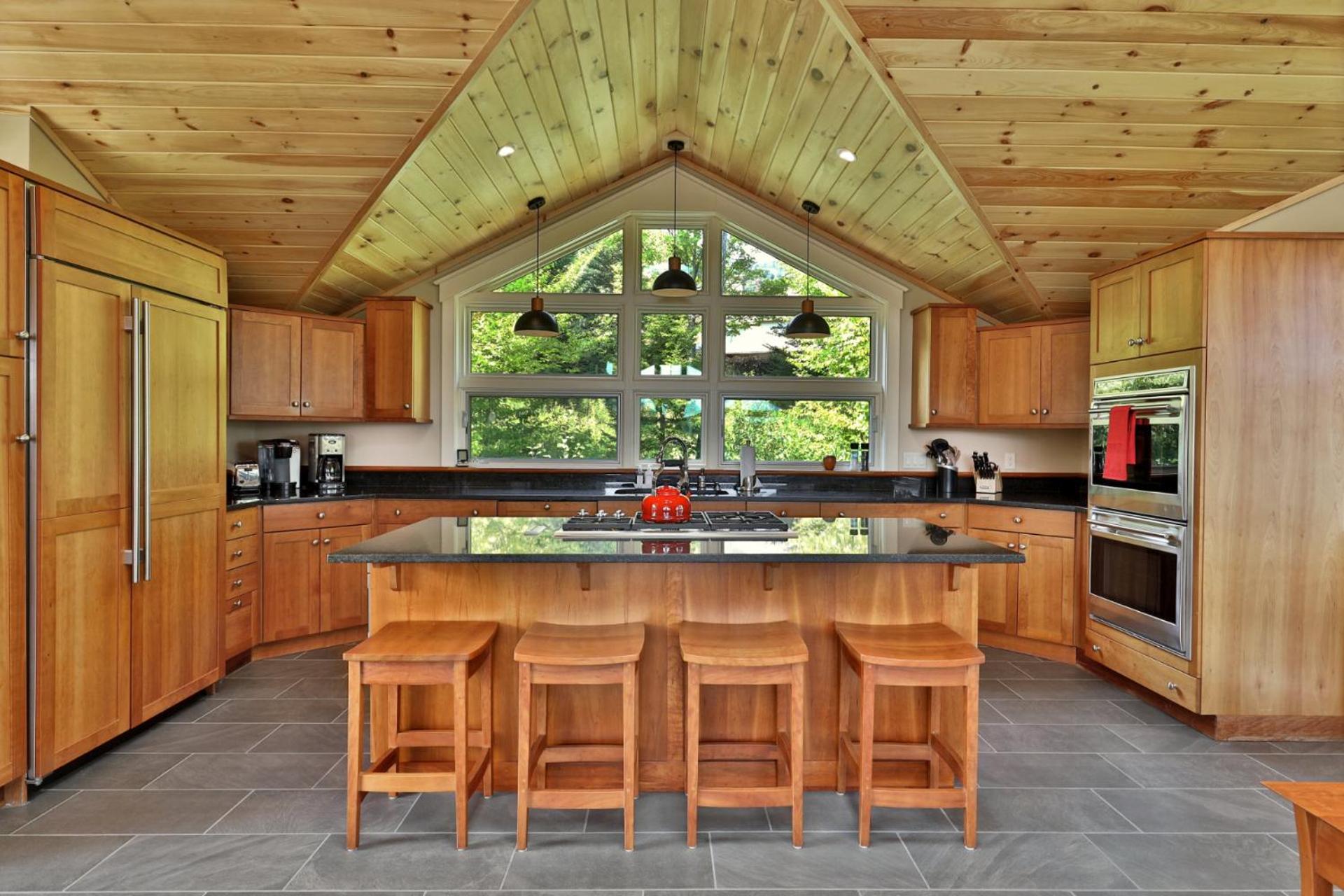 Vistas 92 - 4-Bedroom Luxury Ski On Ski Off Home with Hot Tub, Views, Amenity Center