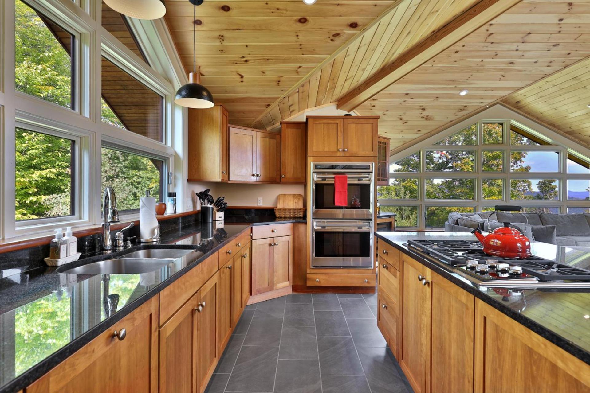 Vistas 92 - 4-Bedroom Luxury Ski On Ski Off Home with Hot Tub, Views, Amenity Center