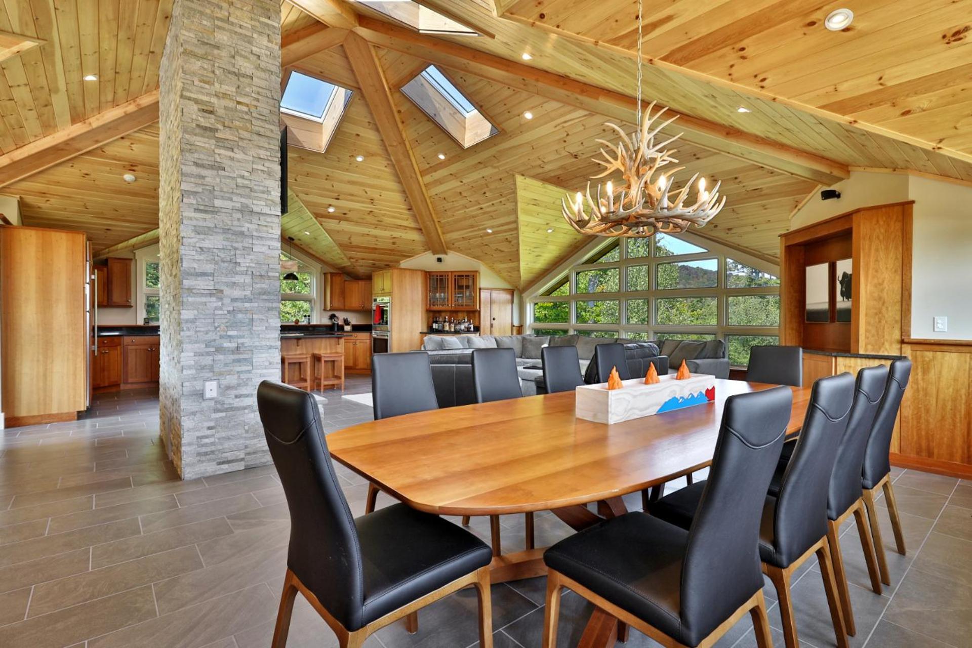 Vistas 92 - 4-Bedroom Luxury Ski On Ski Off Home with Hot Tub, Views, Amenity Center