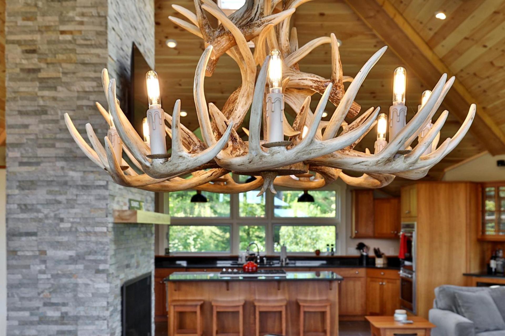 Vistas 92 - 4-Bedroom Luxury Ski On Ski Off Home with Hot Tub, Views, Amenity Center