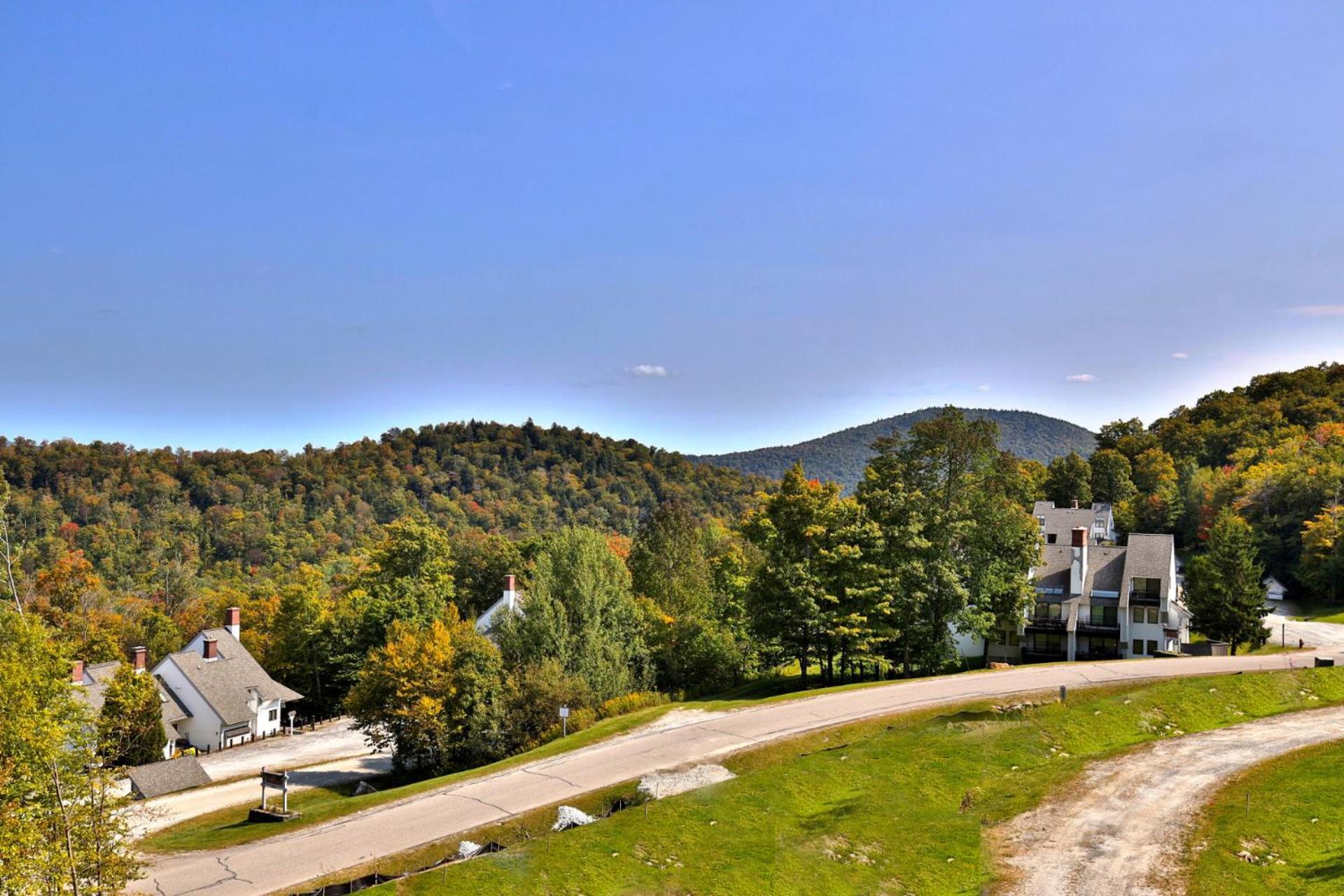 Vistas 92 - 4-Bedroom Luxury Ski On Ski Off Home with Hot Tub, Views, Amenity Center