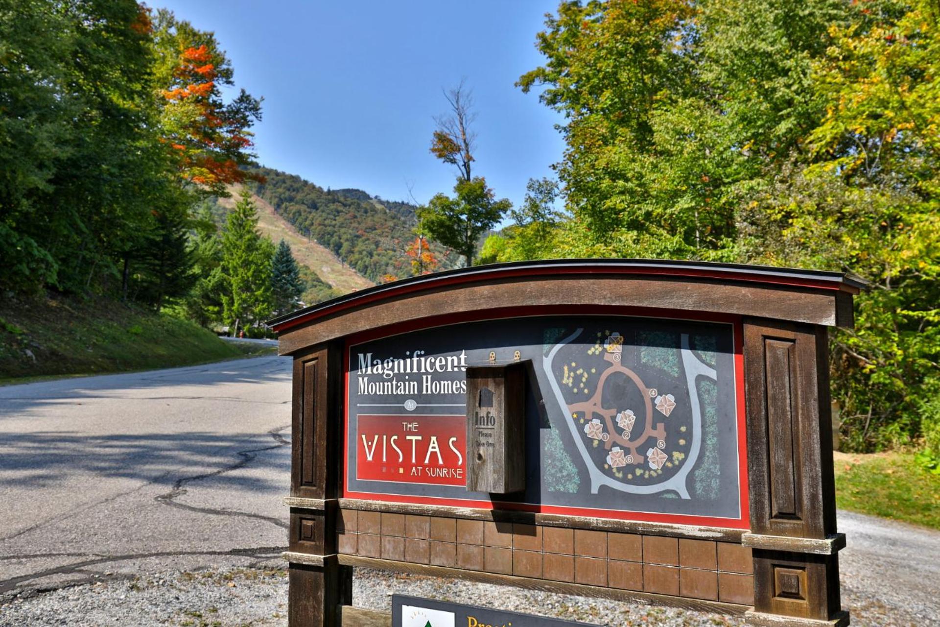 Vistas 92 - 4-Bedroom Luxury Ski On Ski Off Home with Hot Tub, Views, Amenity Center